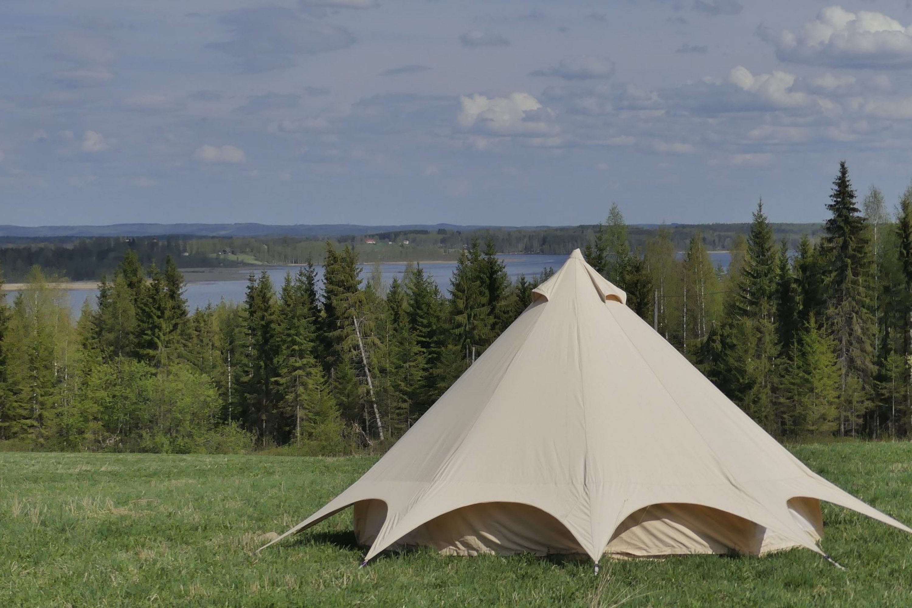 Glamping-teltta maalaismaisemissa