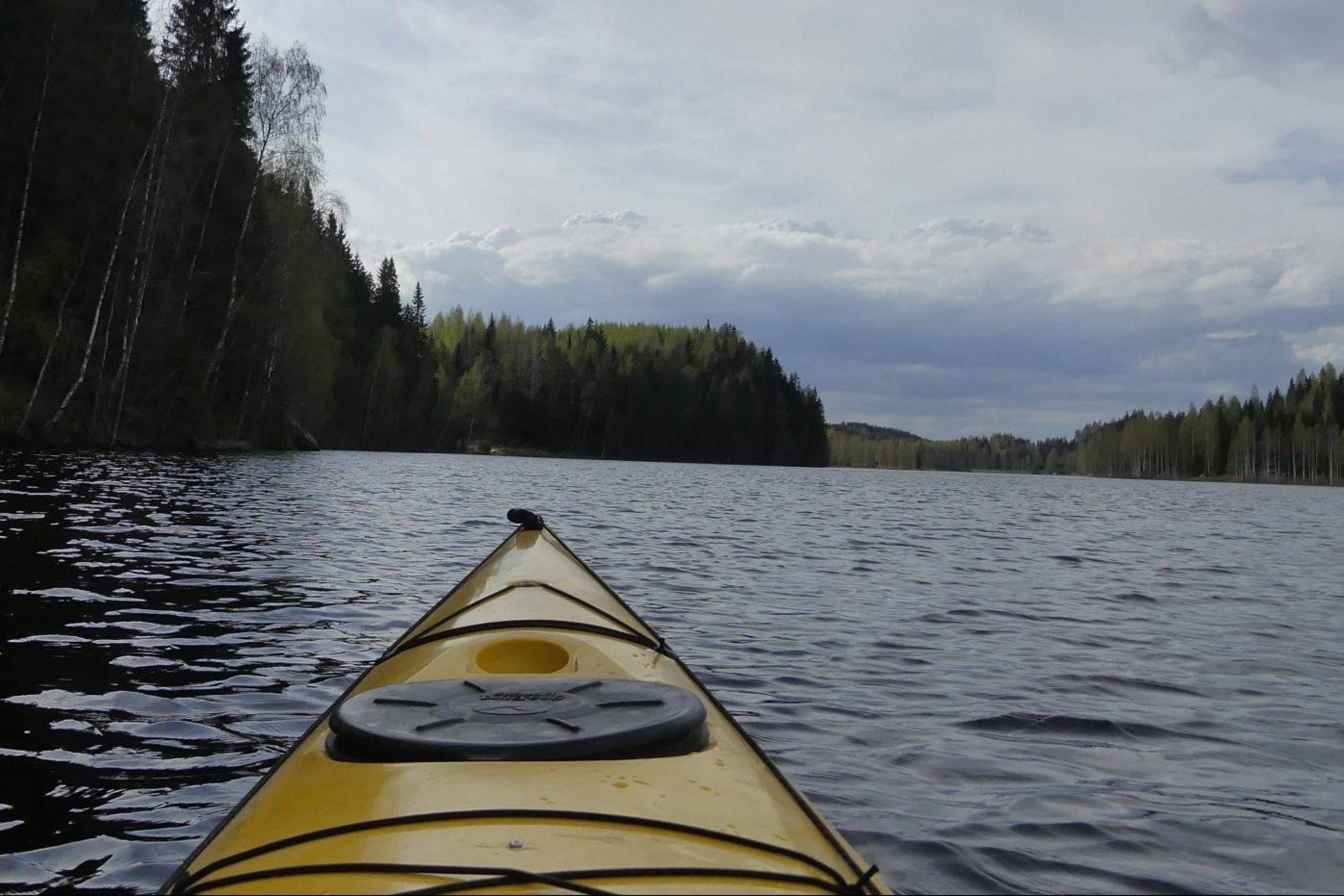 Kajakki lipumassa järvellä