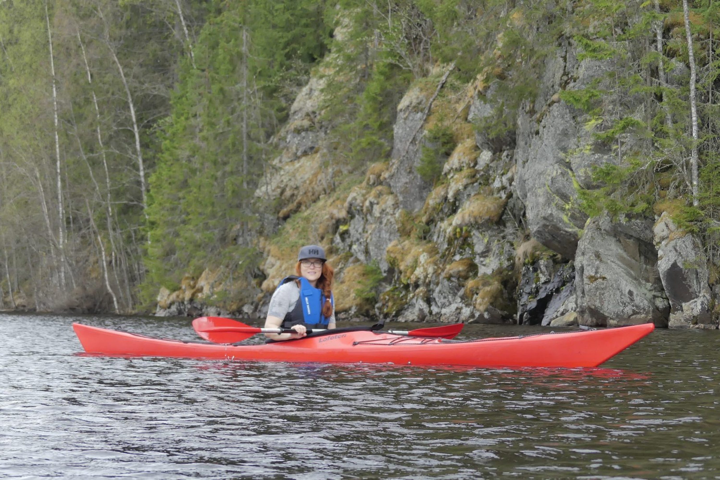 Nainen melomassa järvellä