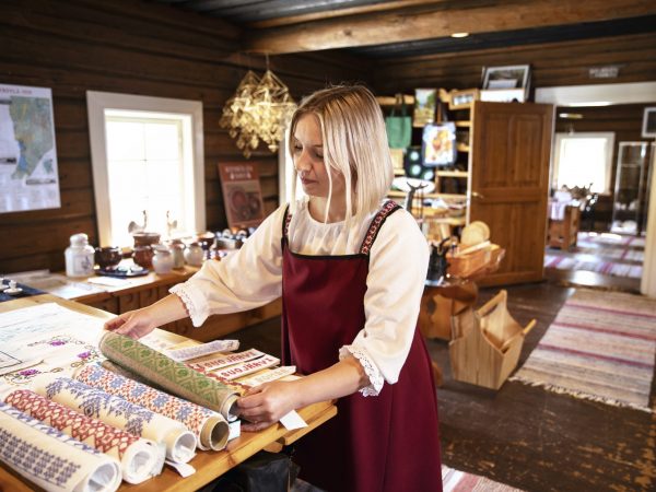 Bomban talo ja karjalaiskylä