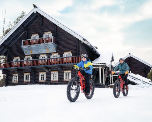 https://www.visitkarelia.fi/files/bombatalo-talvipyoraily-1.jpg