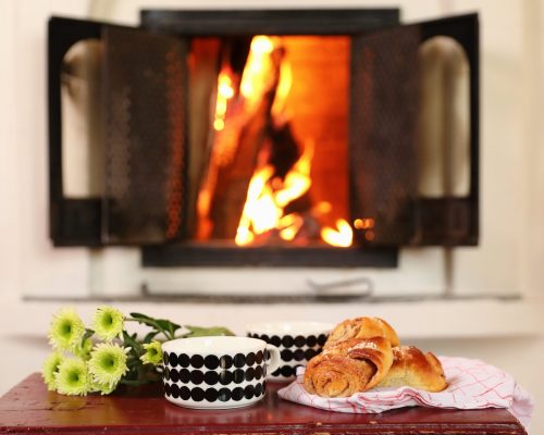 https://www.visitkarelia.fi/files/cropped-vk-harri-tarvainen-fireplaceandbuns-jpg.jpg
