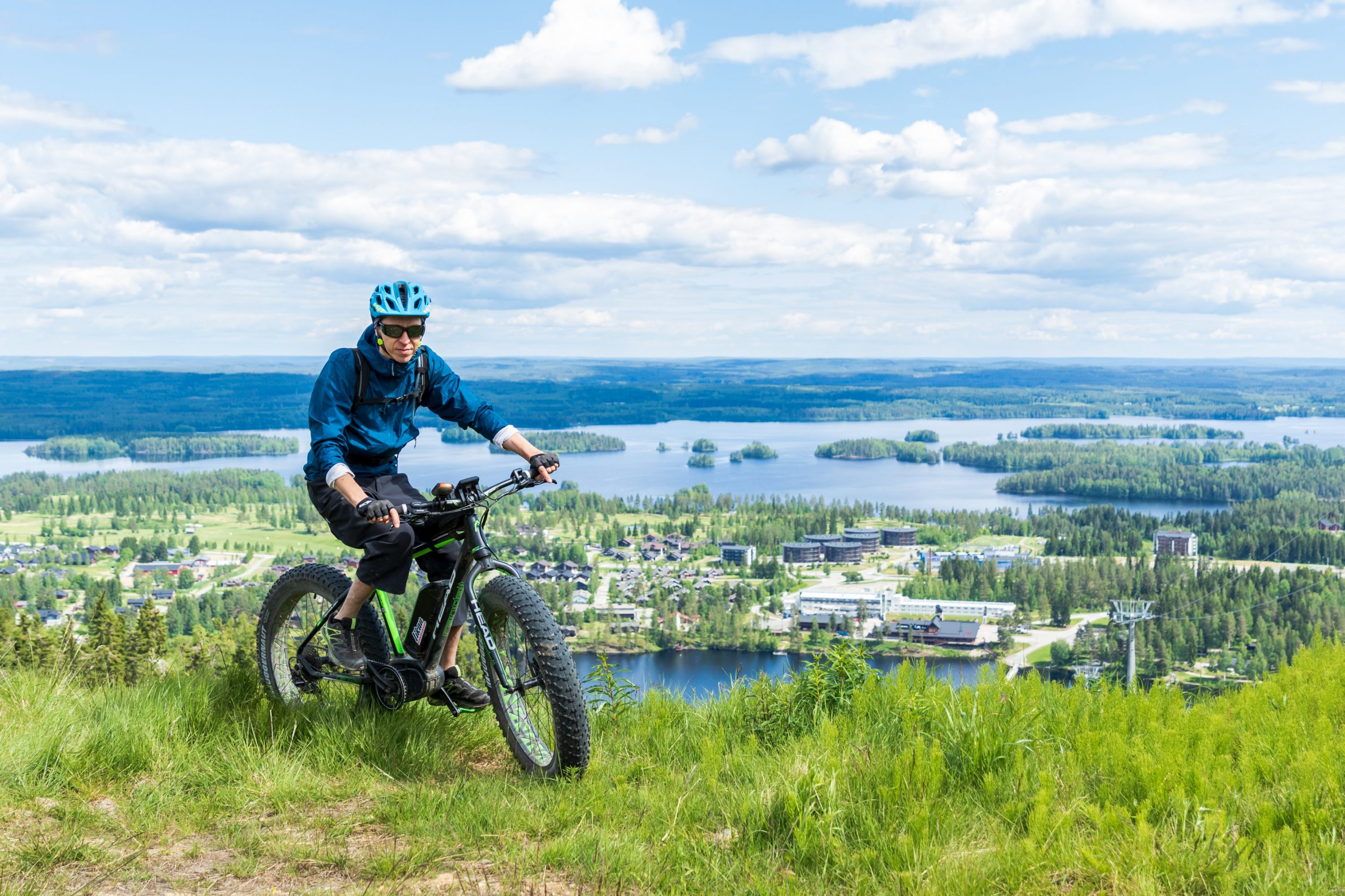 Pyöräilevä mies Tahkon huipulla