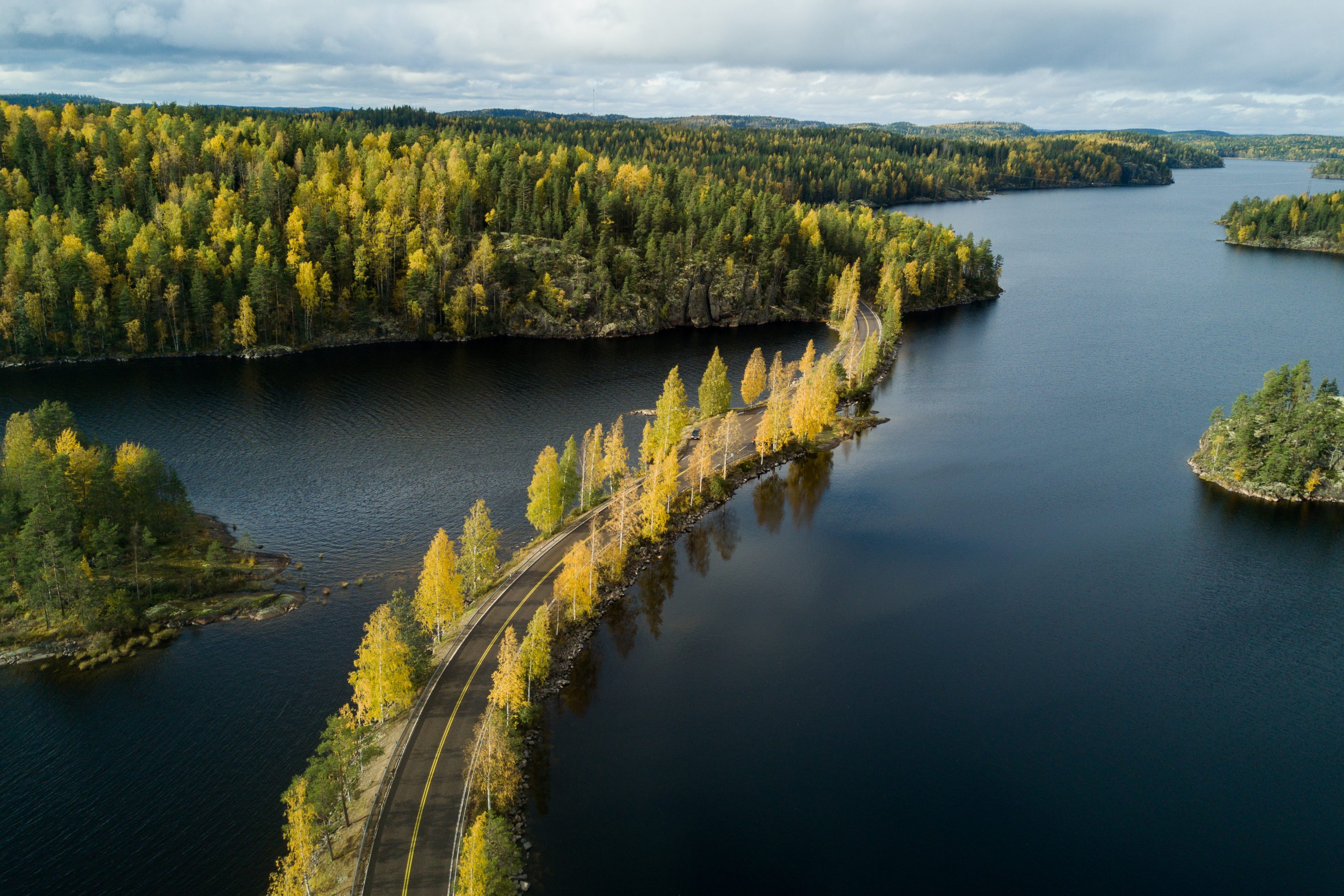 Syksyinen järvimaisema ja tie