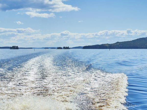 Veneestä tulleet laineet Pielisellä Lieksassa