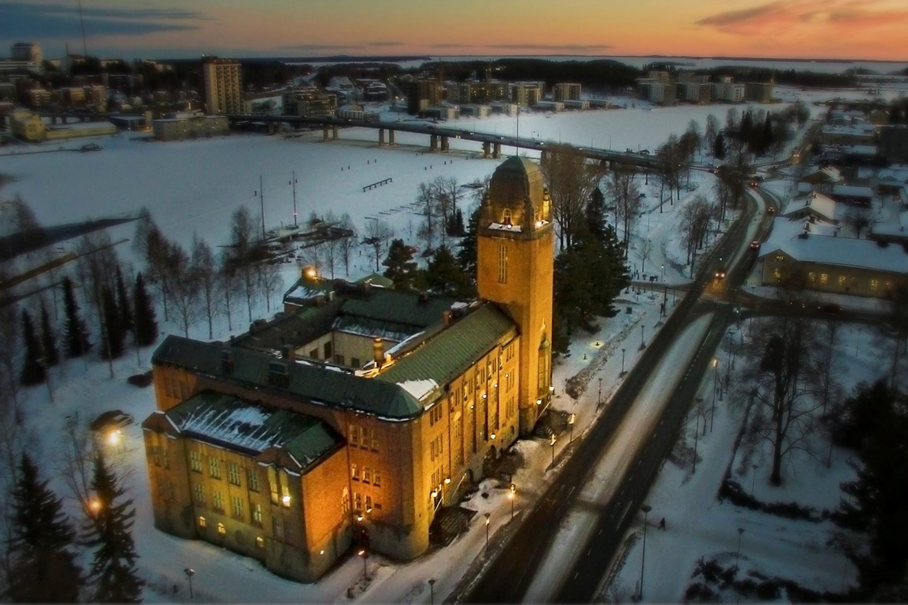 Joensuun kaupunginteatteri auringonlaskussa