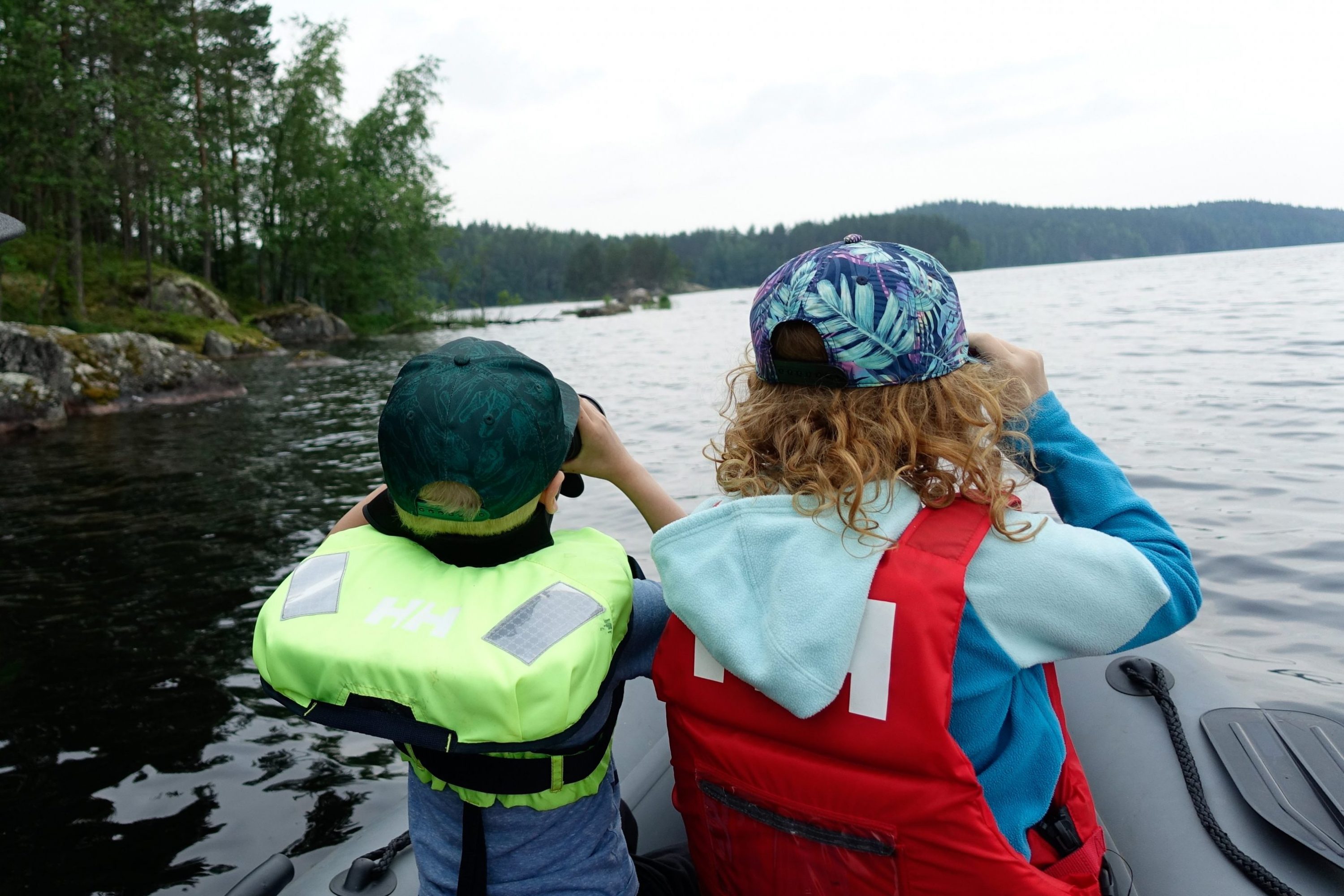 Lapset kiikaroimassa kumilautassa