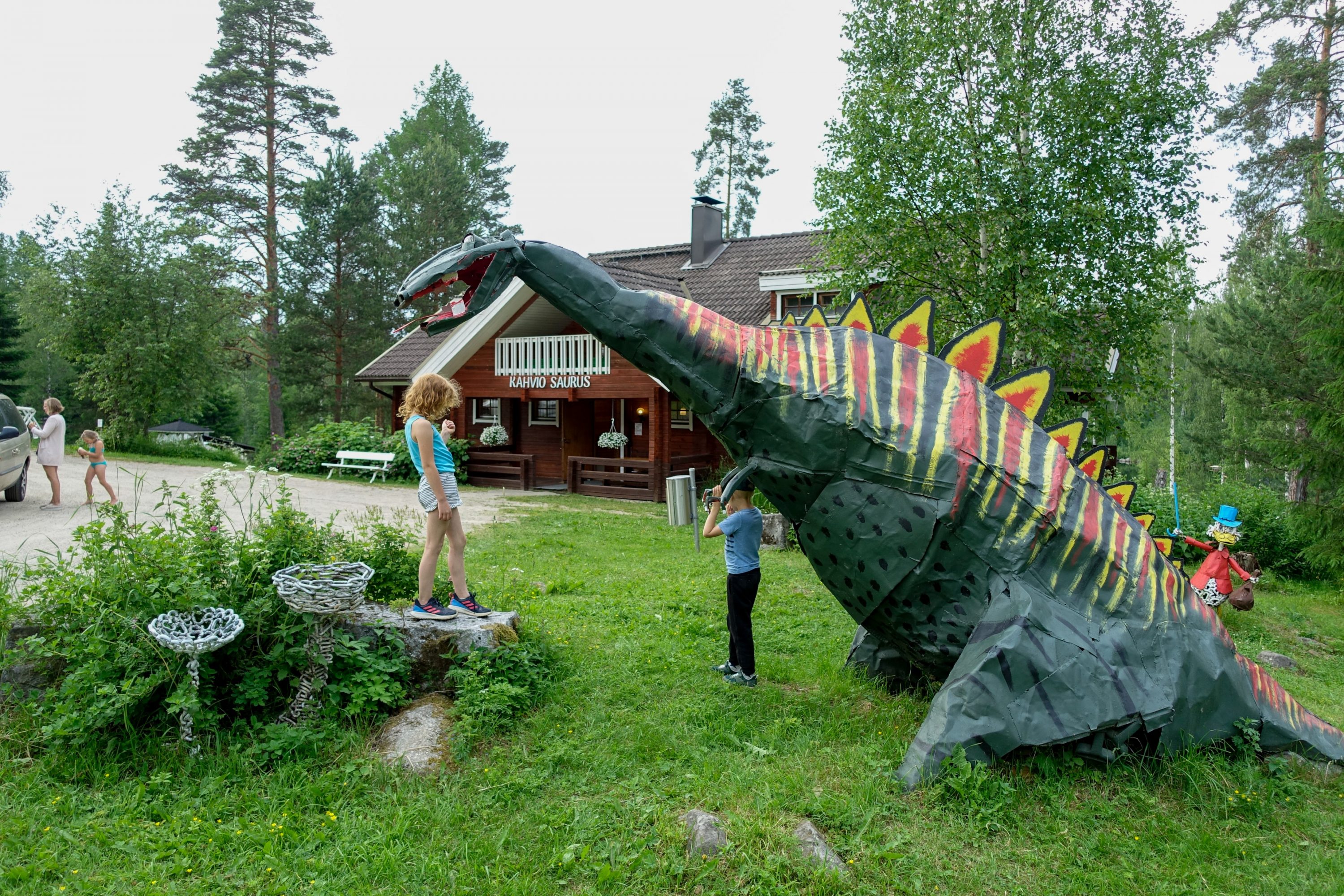 Dinosaurus ja lapset Ronttopuistossa