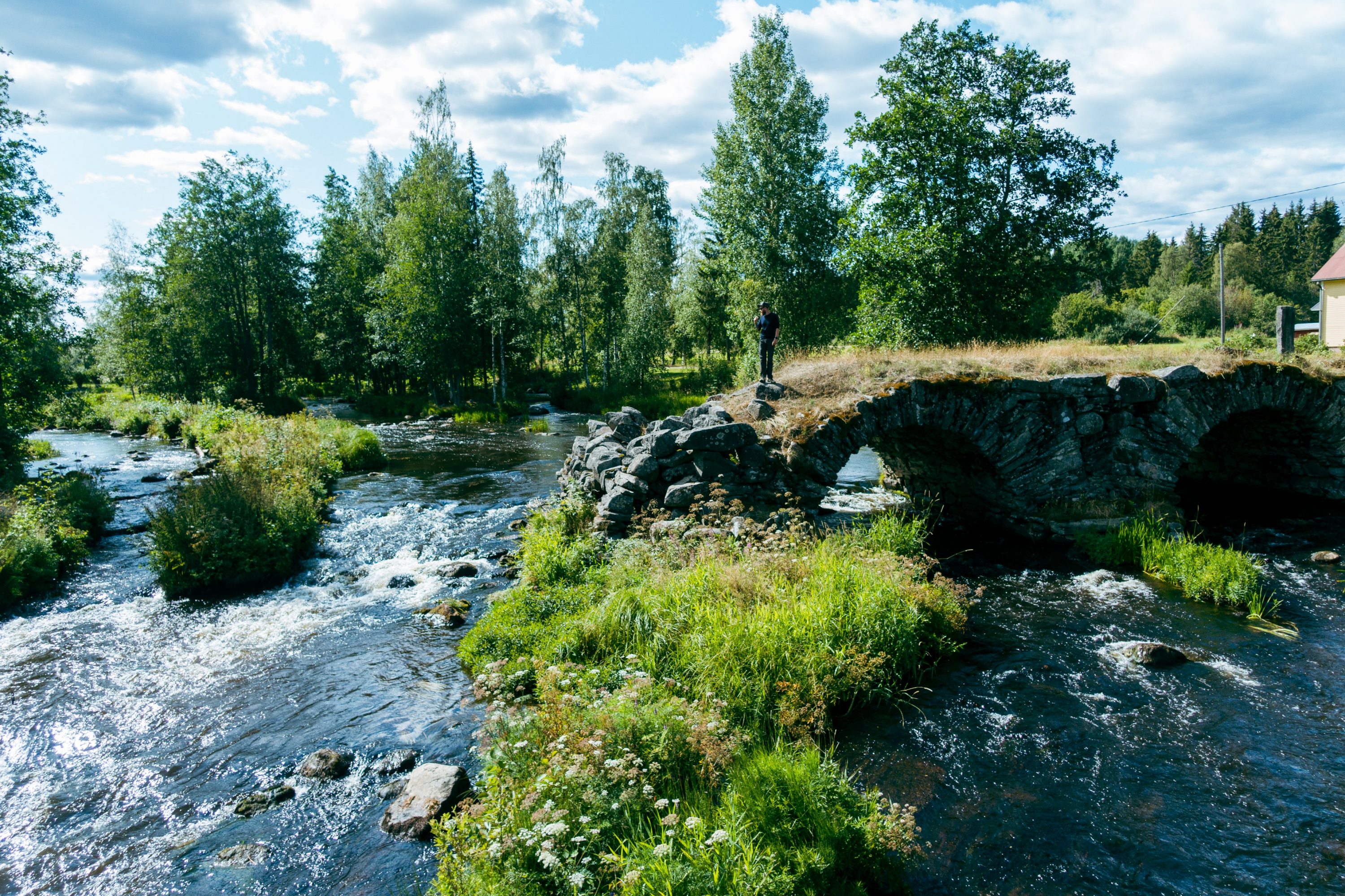 Vanha kivisilta ja virtaava koski