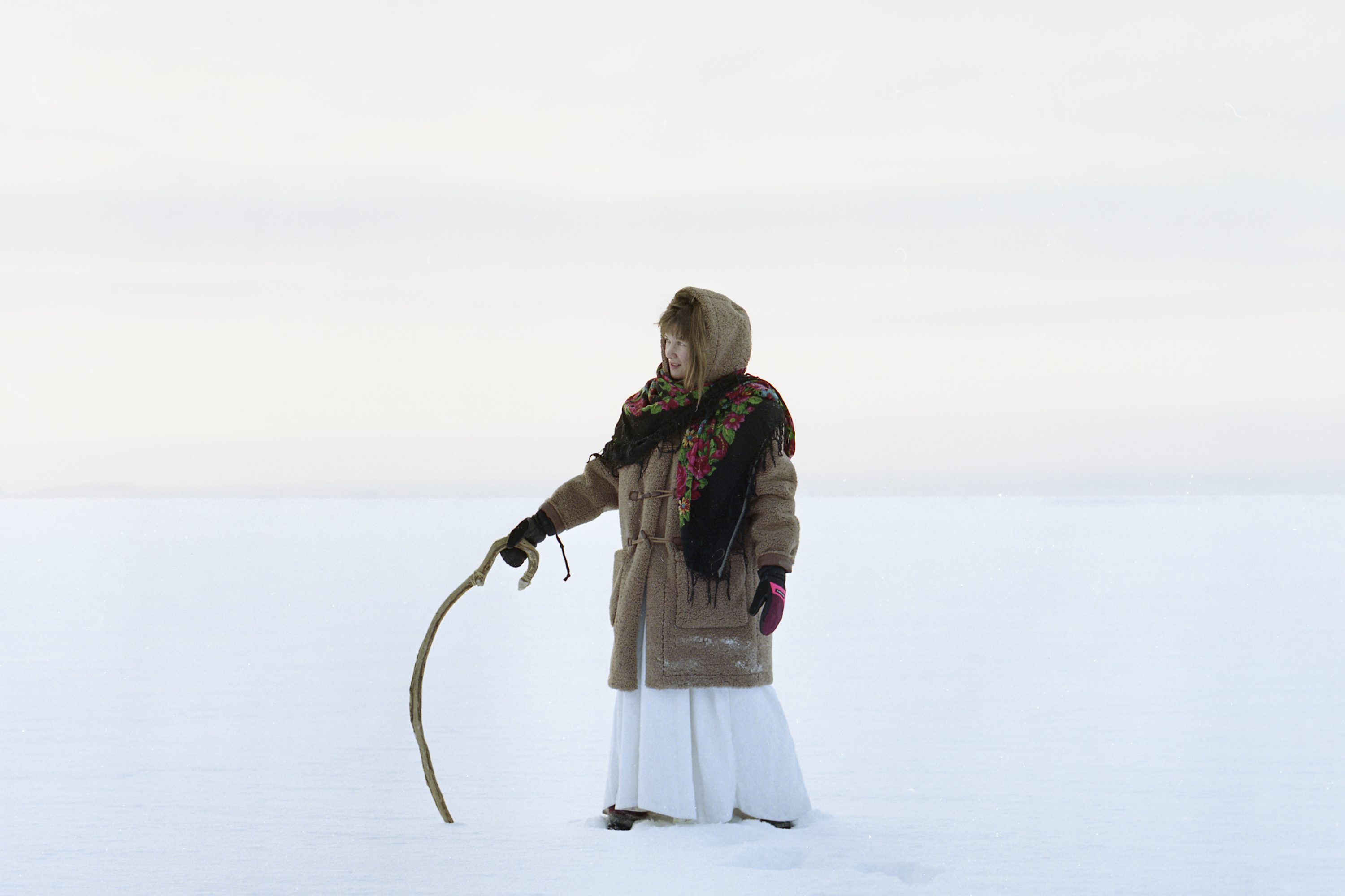 Nainen seisoo jään päällä aavan ulapan edessä