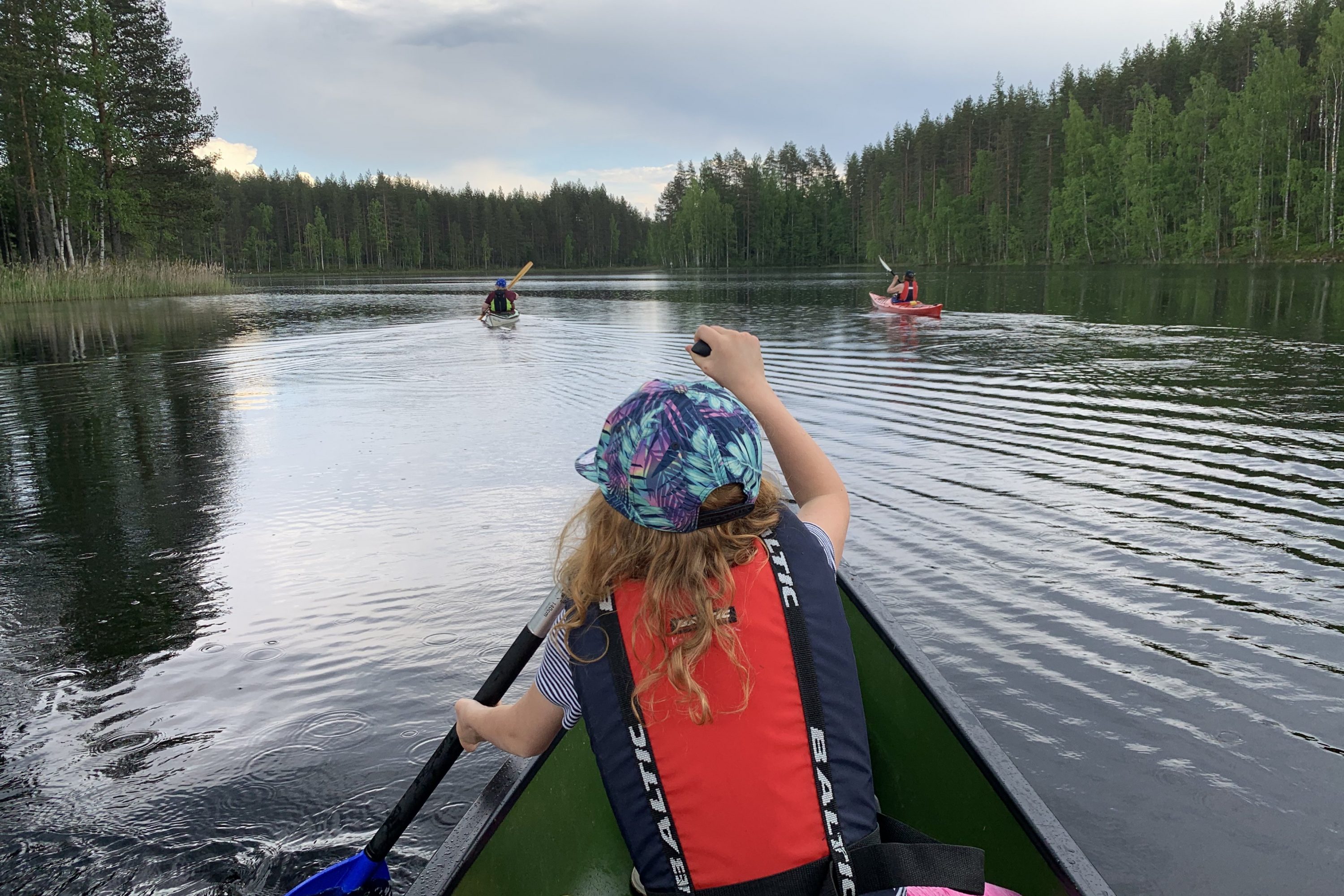 Lapsi meloo järvellä