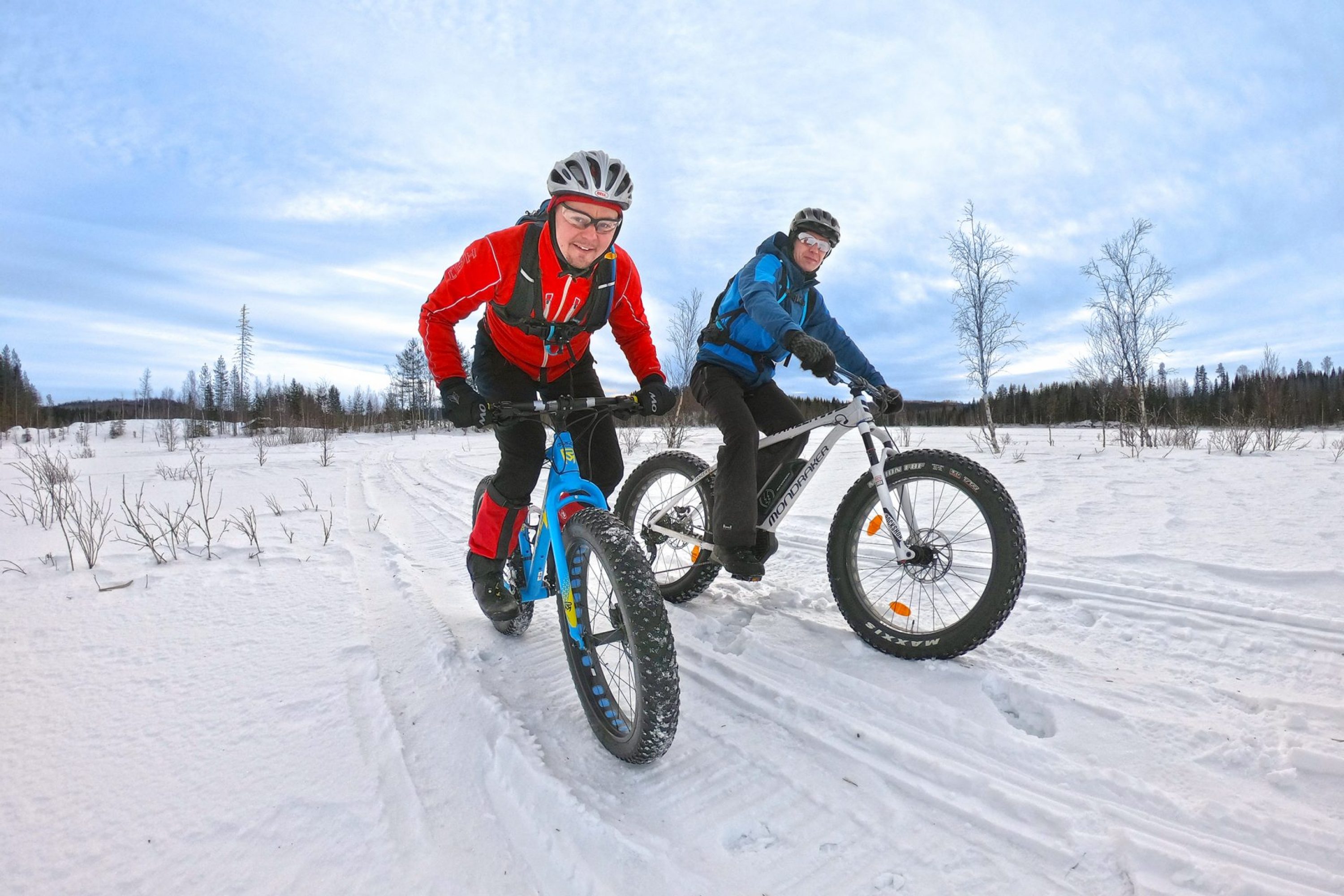 VK-talvipyöräilijät-talvipolulla-hangella