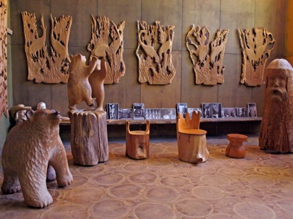 Paaterin-museo-lieksassa-puuveistoksia