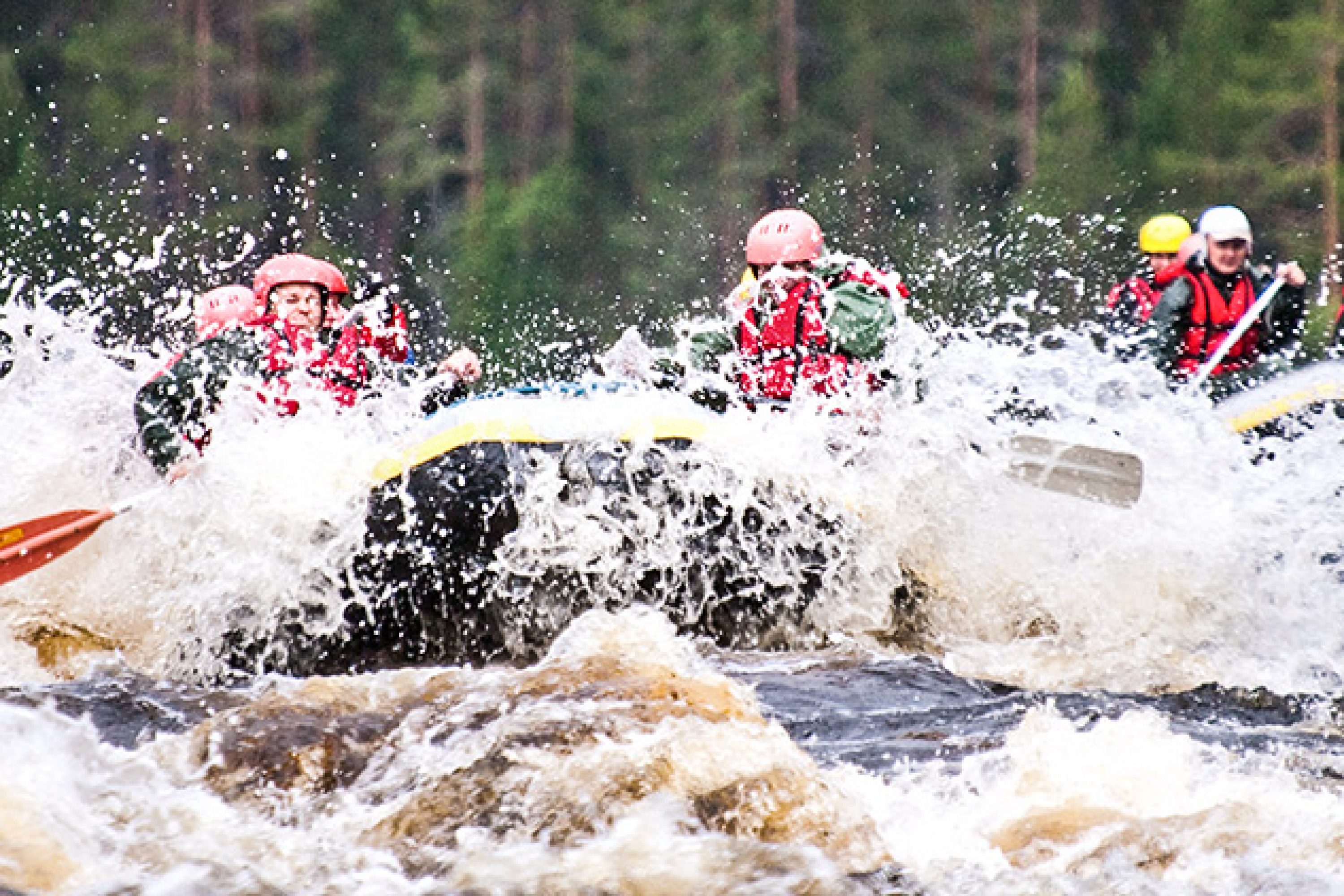 Vauhdikas koskenlasku kumilautalla