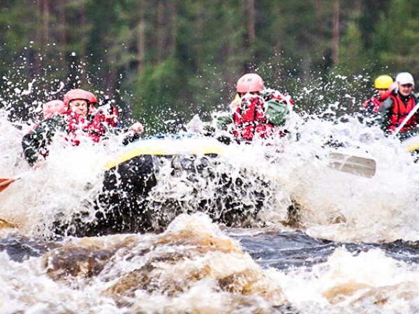 Vauhdikas koskenlasku kumilautalla