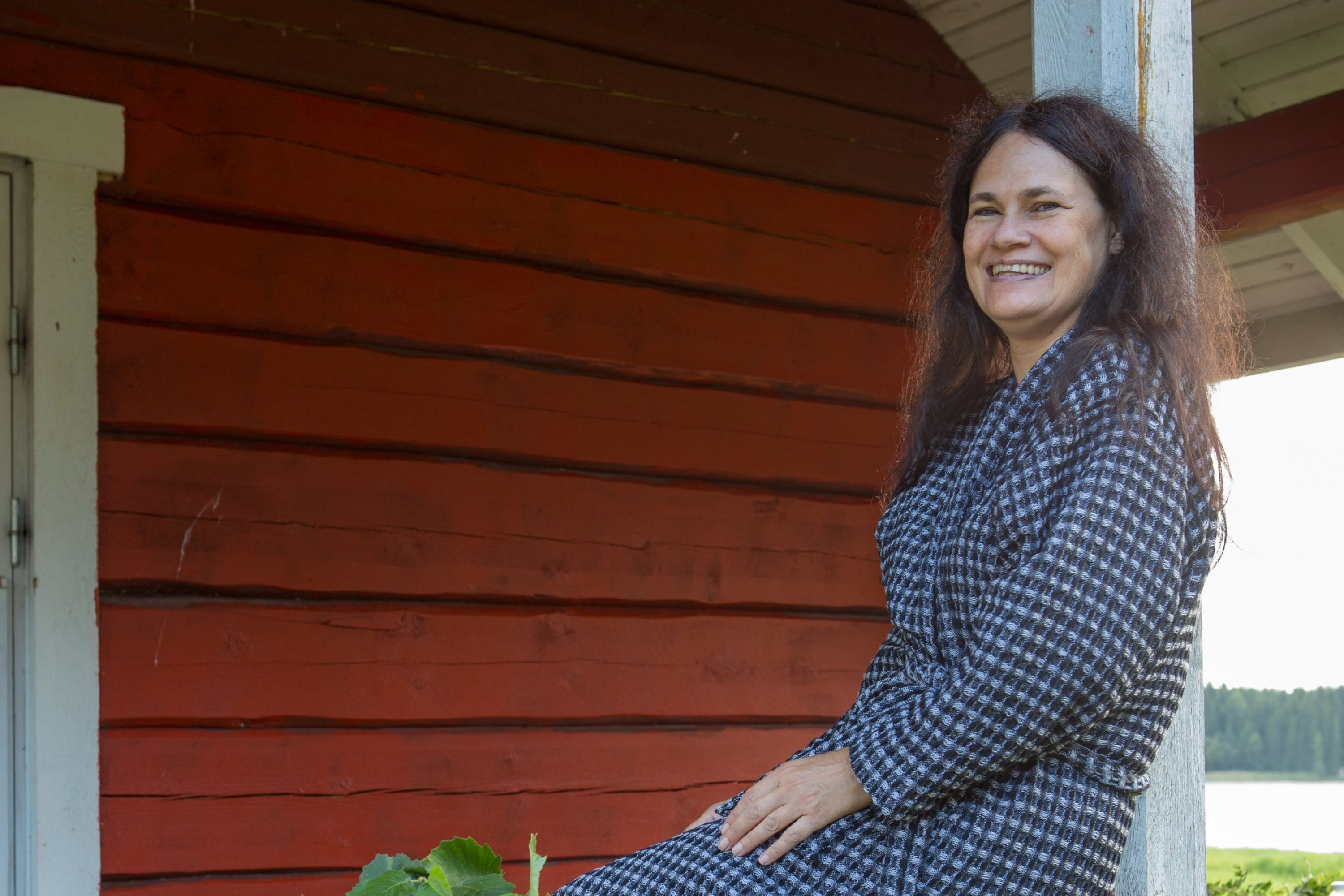 Eine lachende Frau sitzt beim Sauna