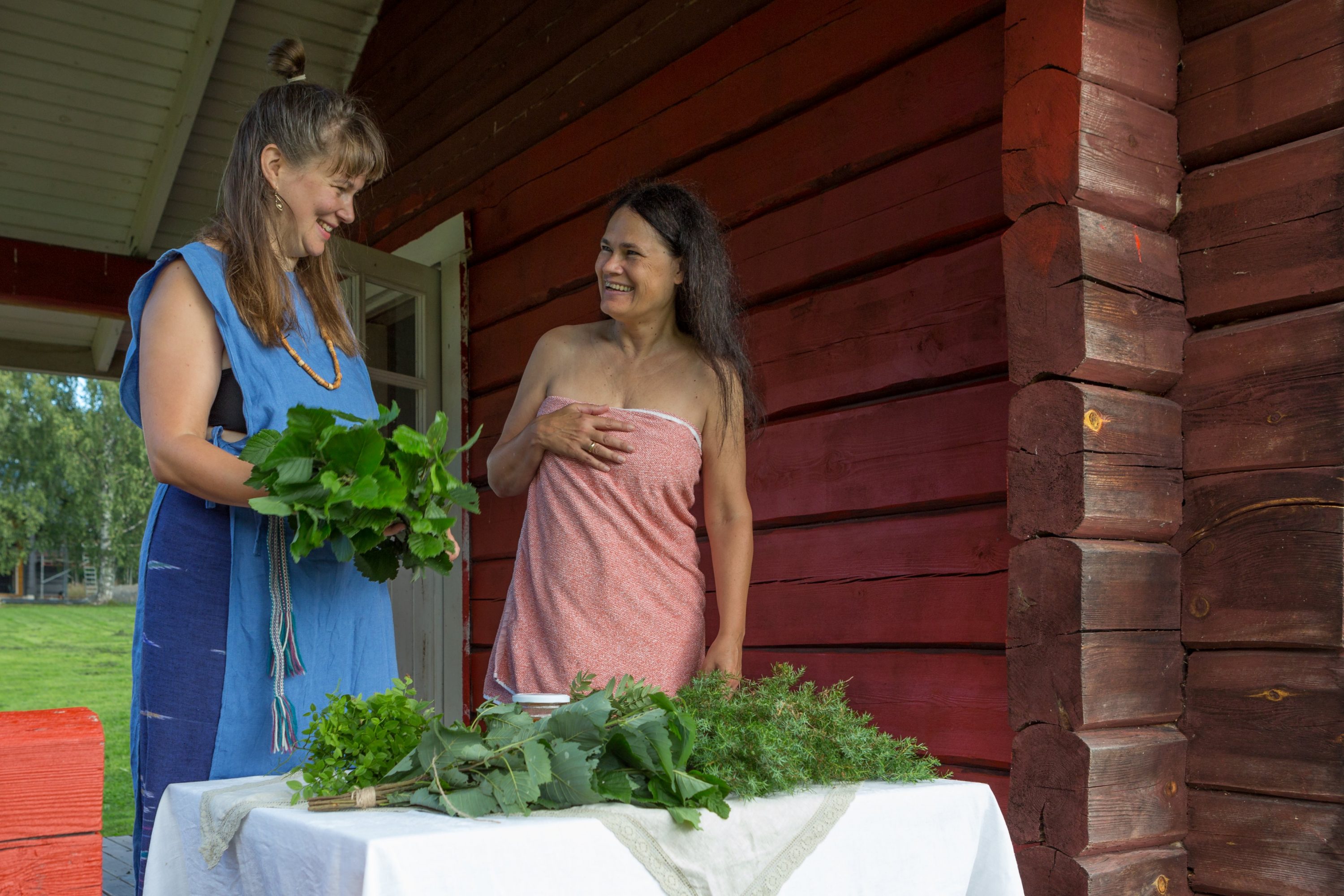 Zwei Frauen gehen ins Sauna