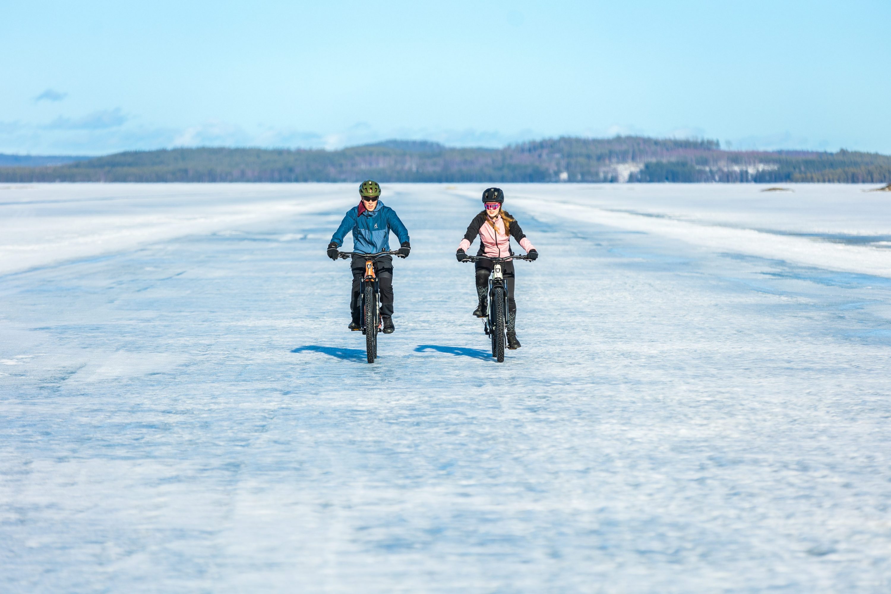 Pyöräilijät Kolin jäätiellä