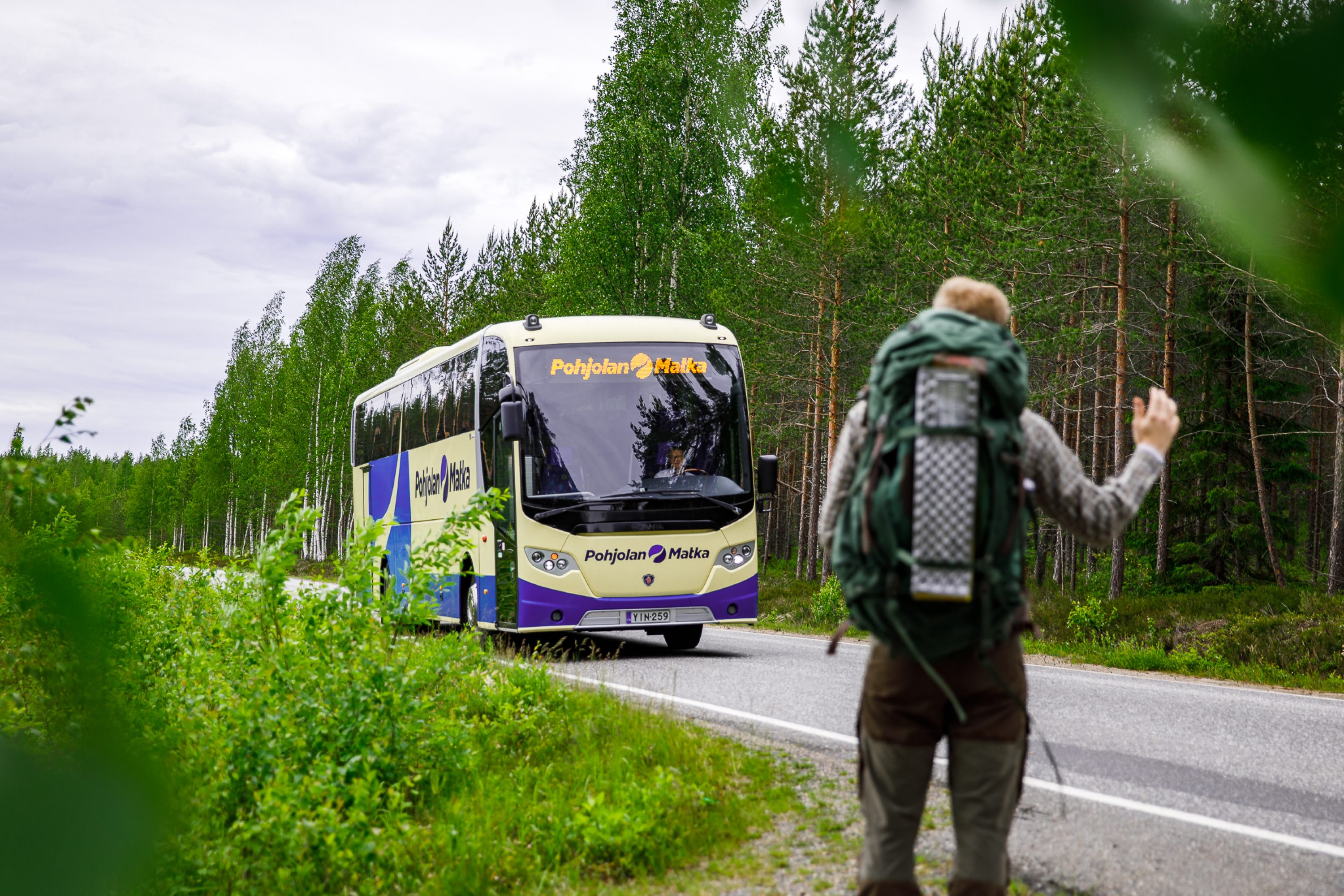 Mies odottaa linja-autoa