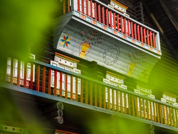 Bomban talo kesän väreissä