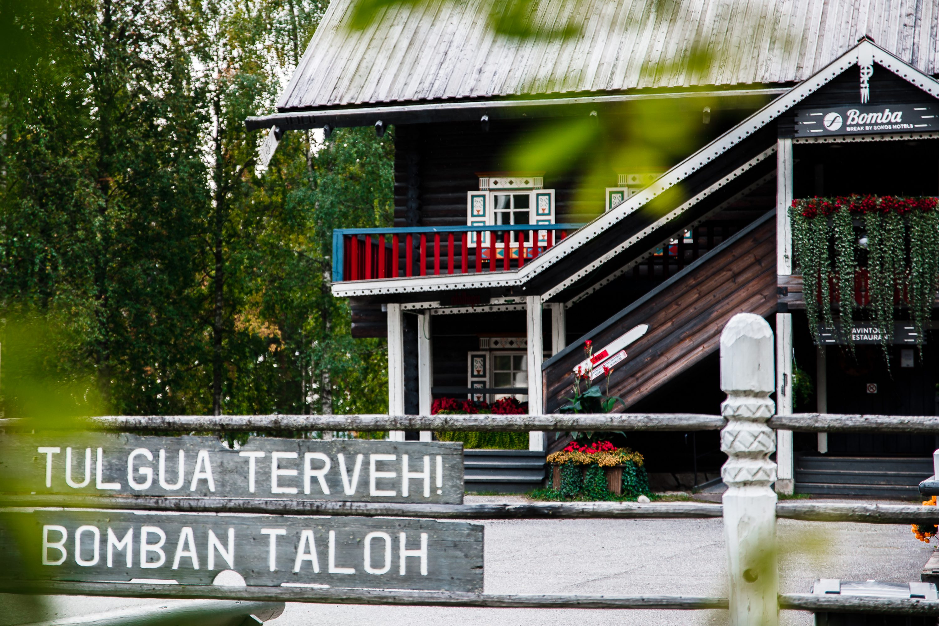 Tervetuloa-kyltit Bomba talon edustalla