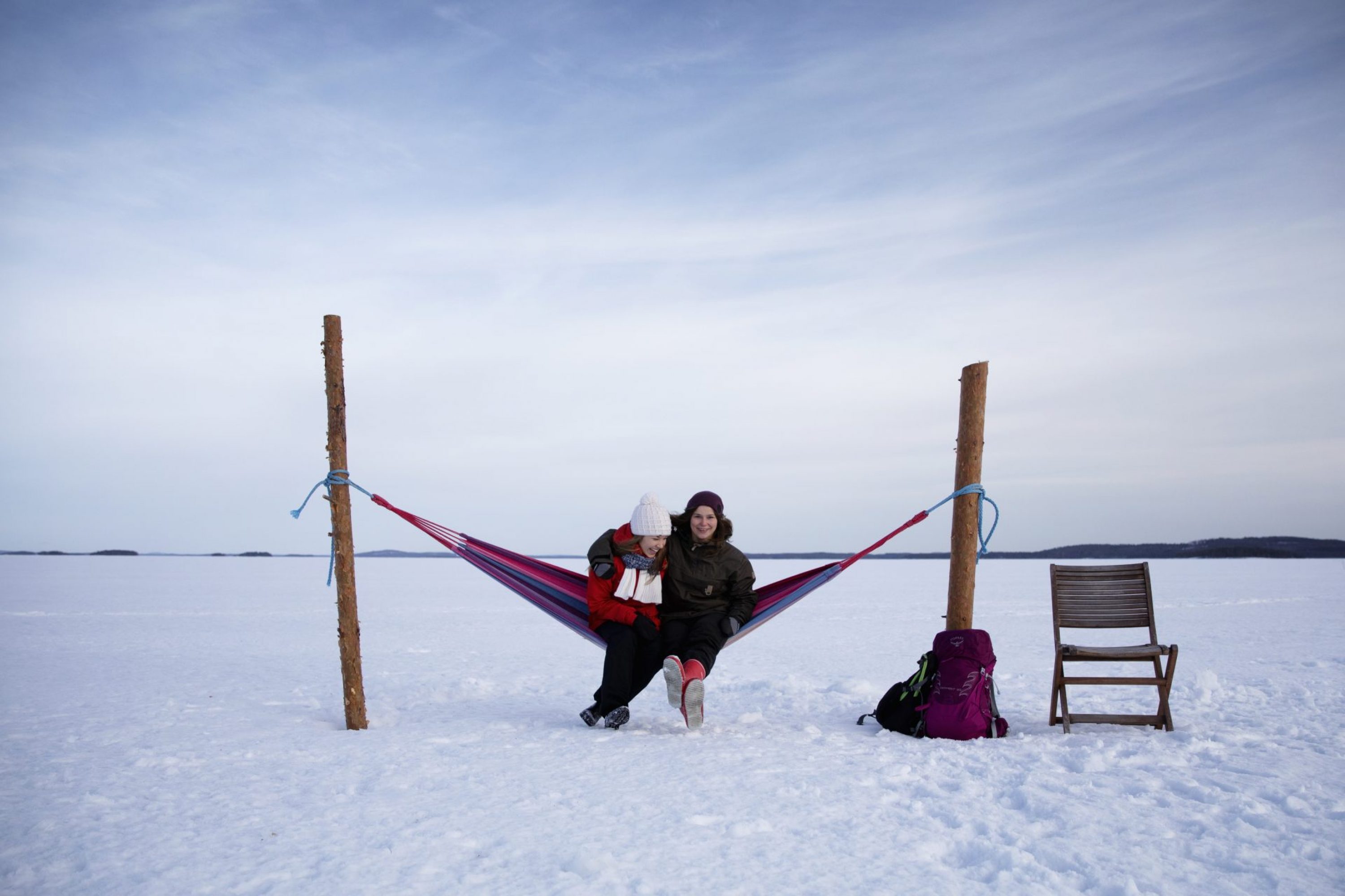 Kaksi naista istuu riippumatossa Pielisen jäällä