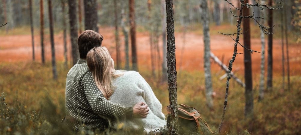 Pariskunta syksyisessä metsässä