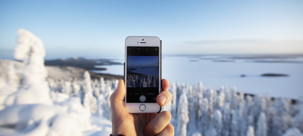 Kännykällä otetaan kuvaa Kolin talvimaisemasta