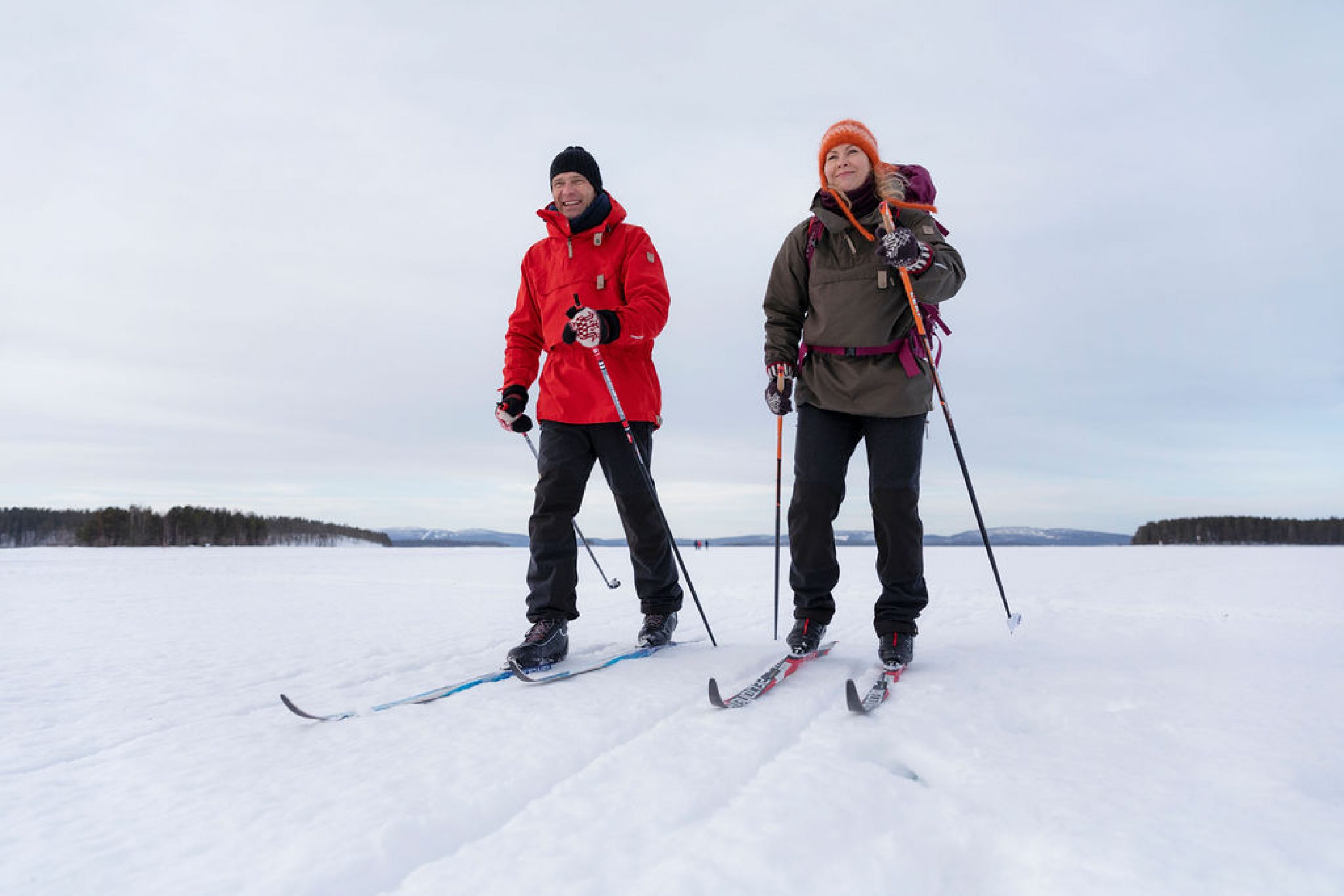 Mies ja nainen hiihtämässä järven jäällä