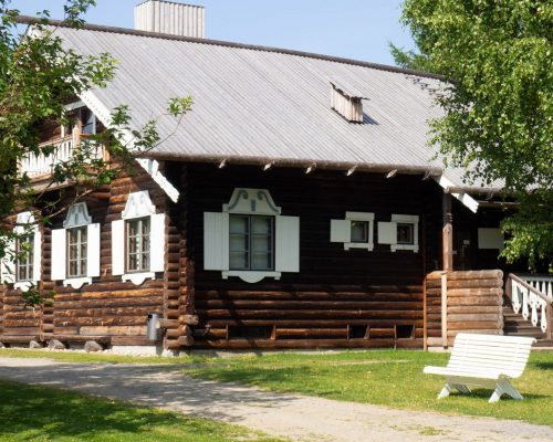 https://www.visitkarelia.fi/files/vk-anne-hukkanen-runonlaulajanpirtti-jpg-e1619690034851.jpg