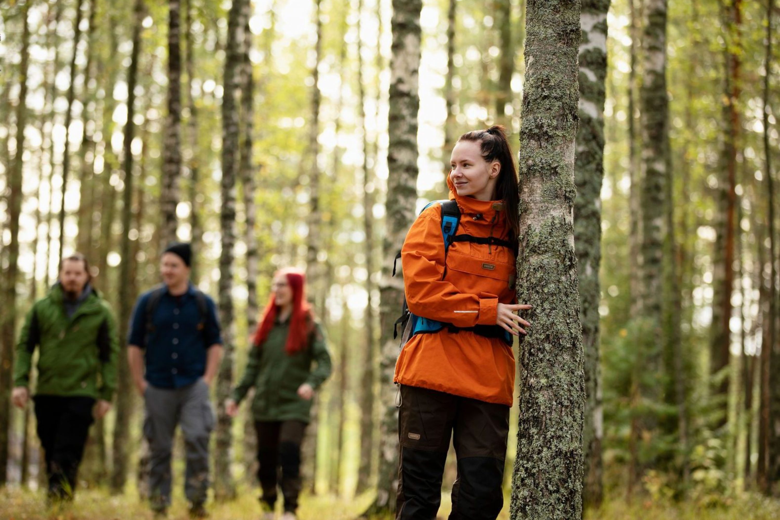 Retkeilijät syksyisessä metsässä