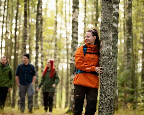 https://www.visitkarelia.fi/files/vk-harri-tarvainen-autumn-hikers2-jpg-e1629893689357.jpg