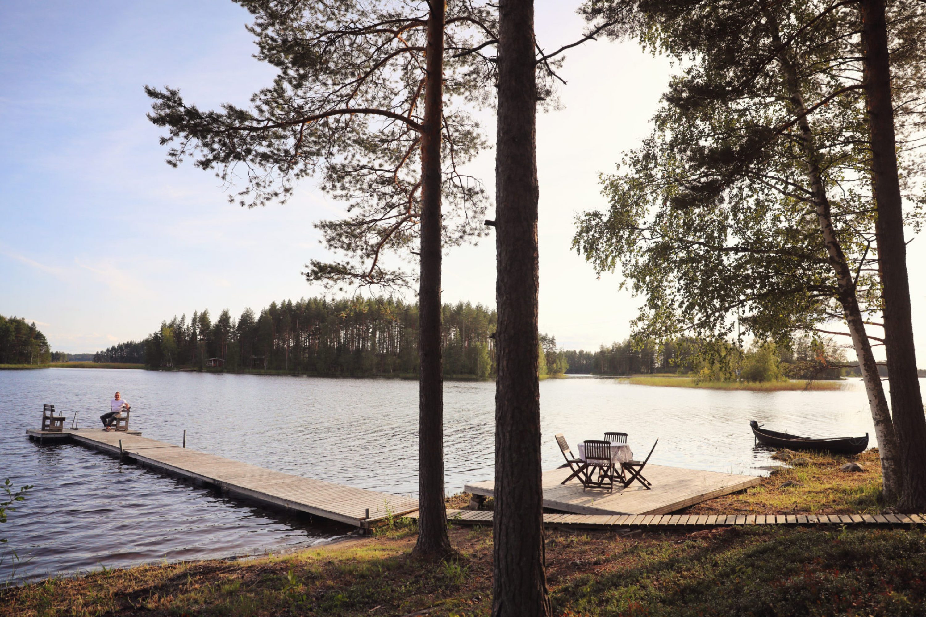 Kesäinen mökkimaisema ja laituri