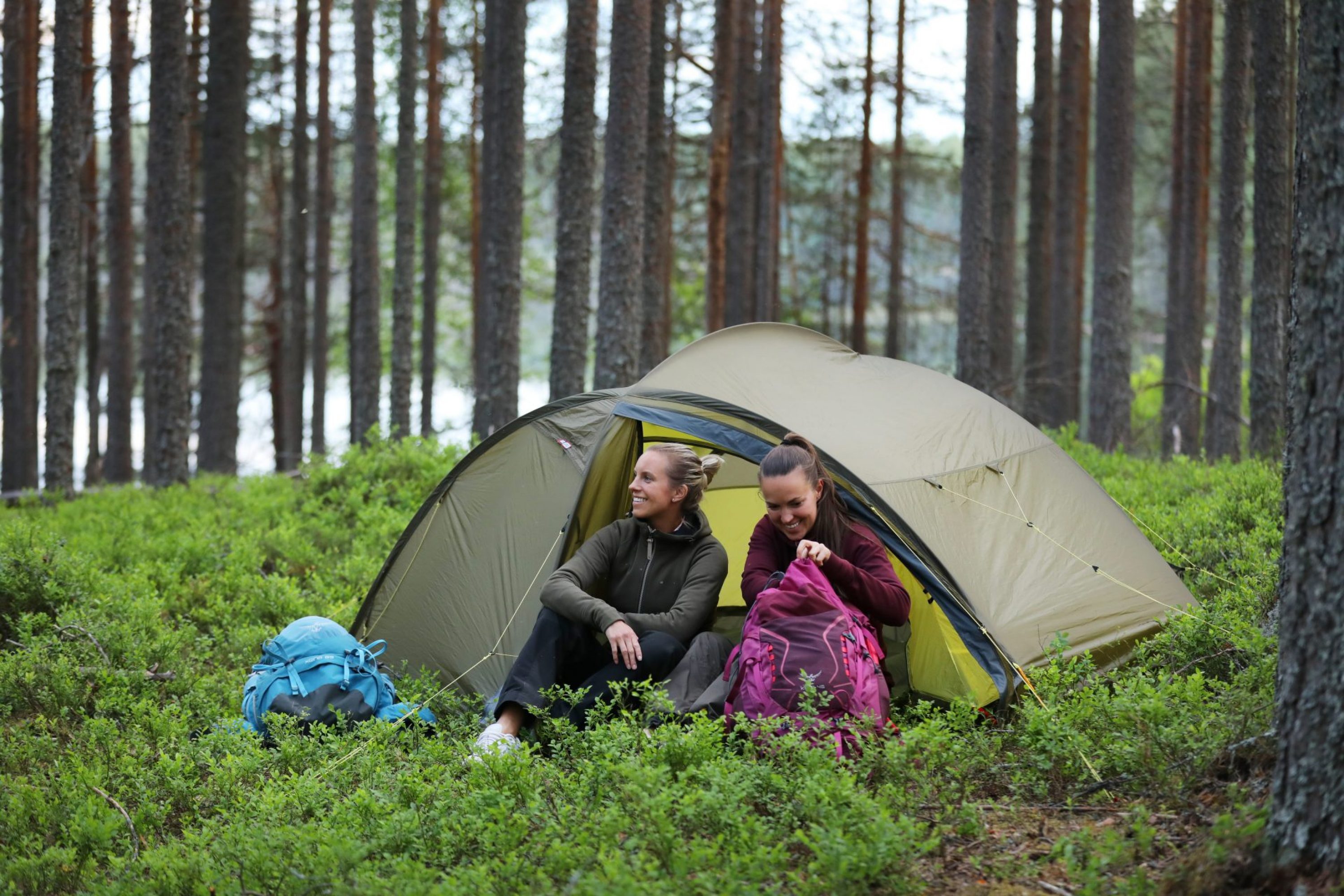 VK-naiset-teltassa-kolilla-metsässä