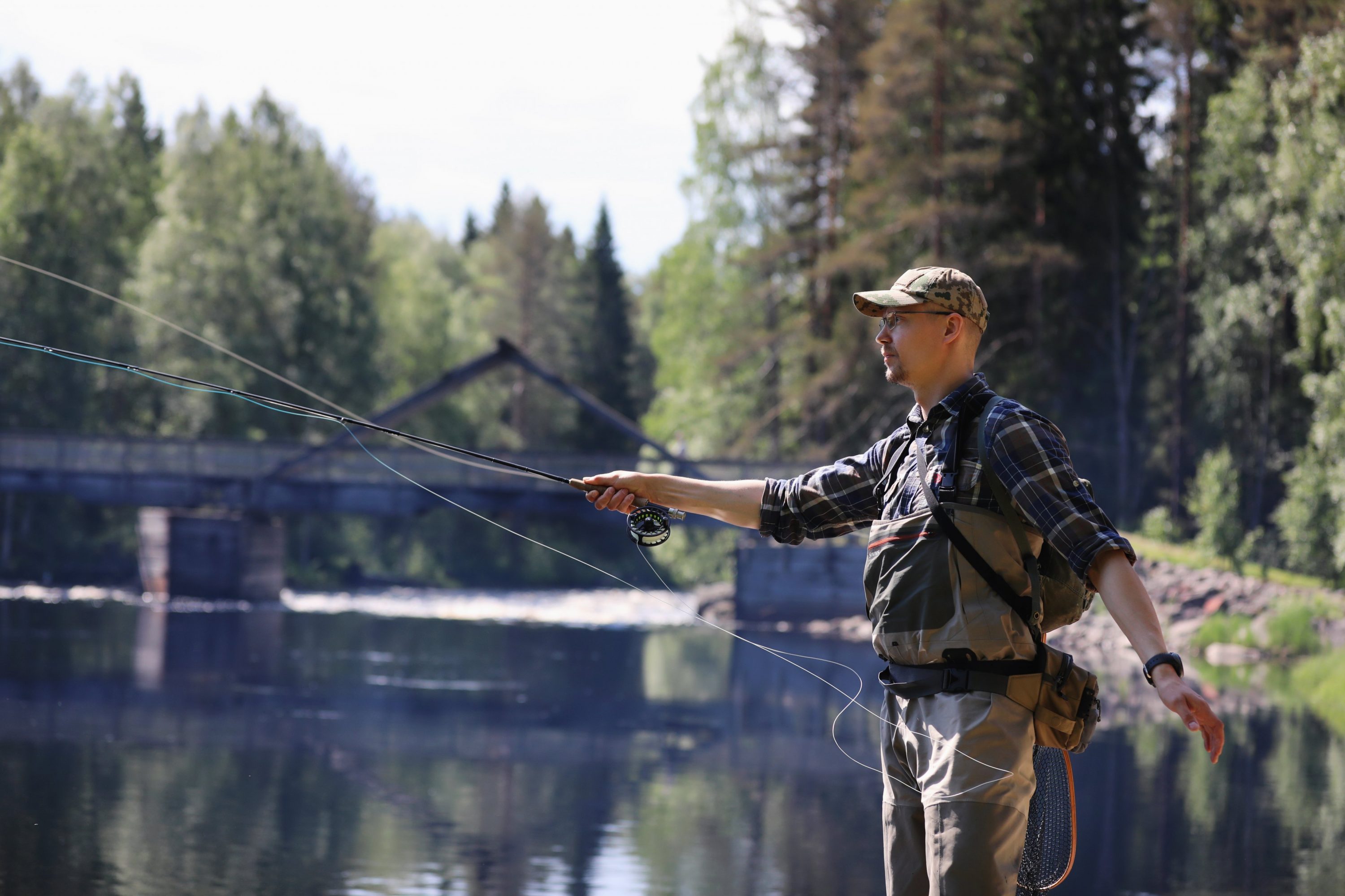 Mies kalastamassa Ruunaalla