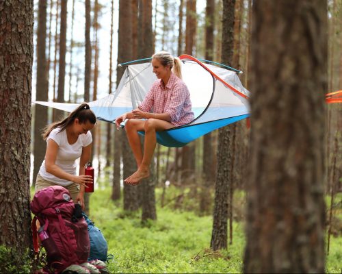 https://www.visitkarelia.fi/files/vk-harri-tarvainen-hammockatforest-jpg-e1624525158384.jpg