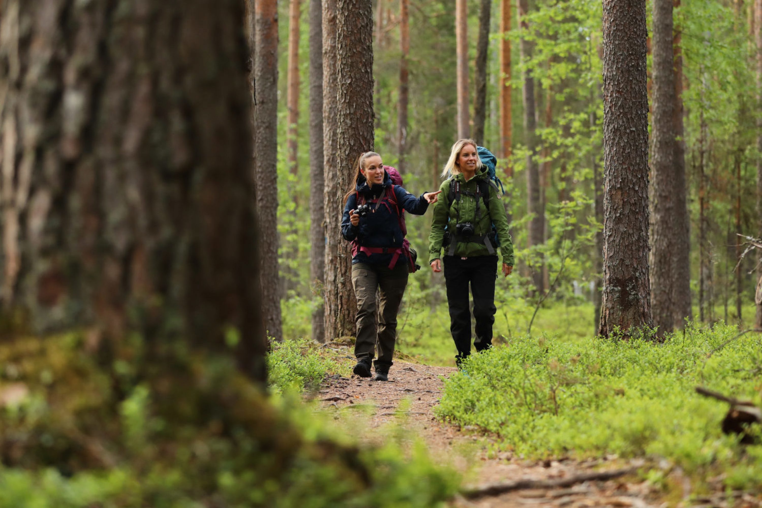 Kaksi naista metsäpolulla