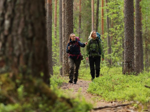 Kaksi naista metsäpolulla