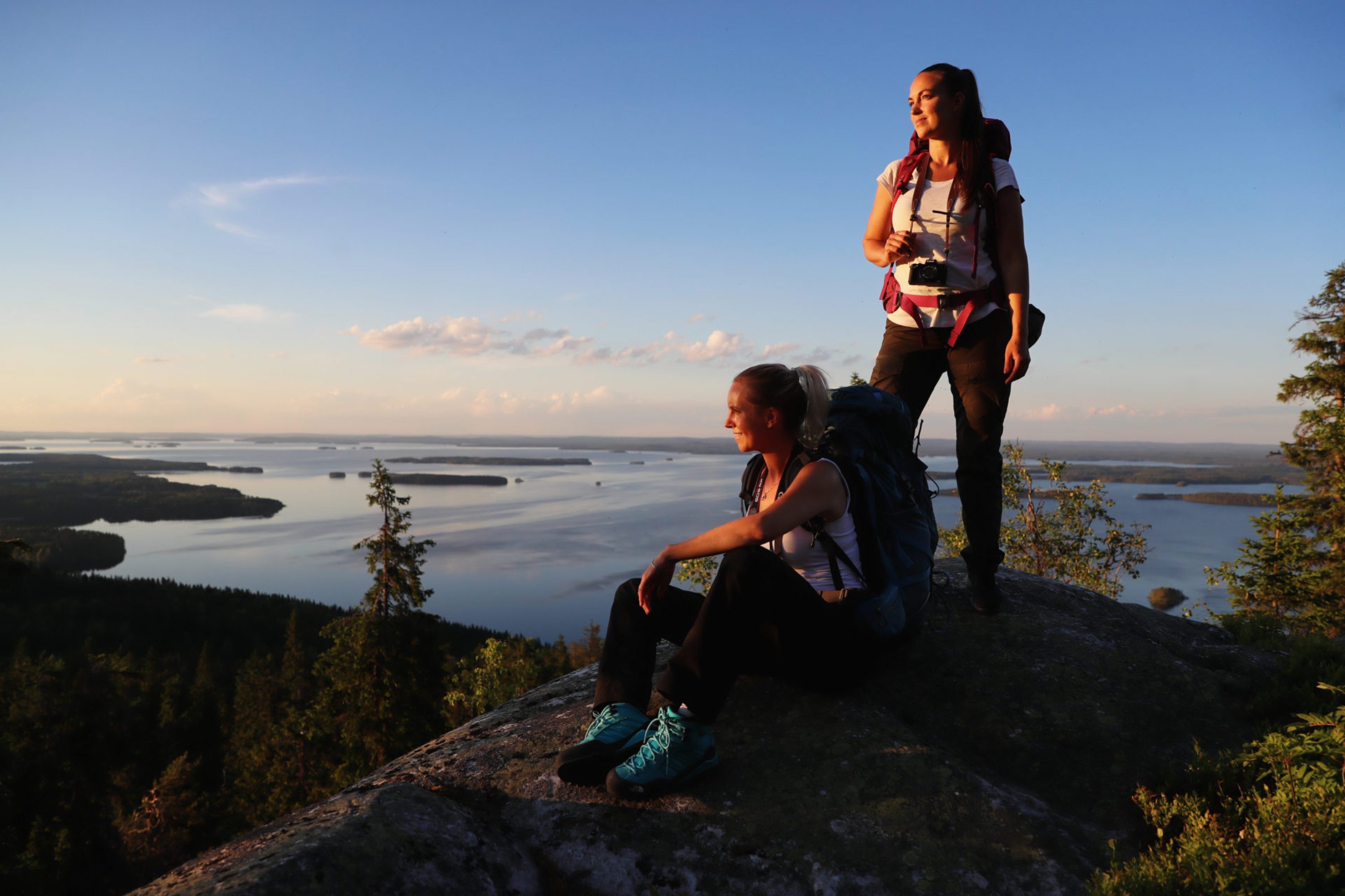 Kaksi retkeilijää Kolin huipulla