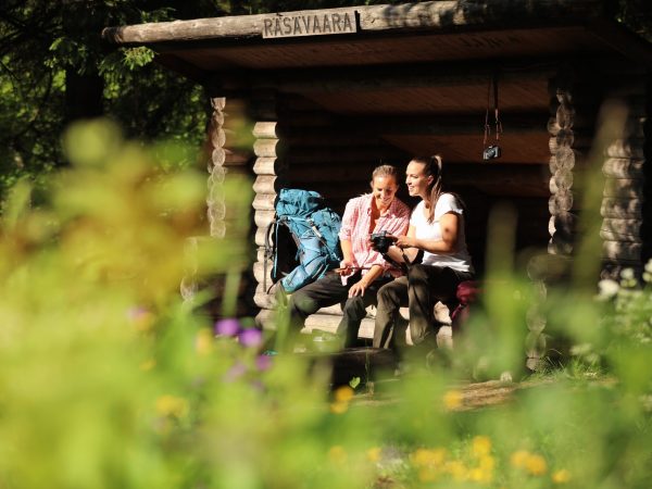 vk-retkeilijät-laavulla