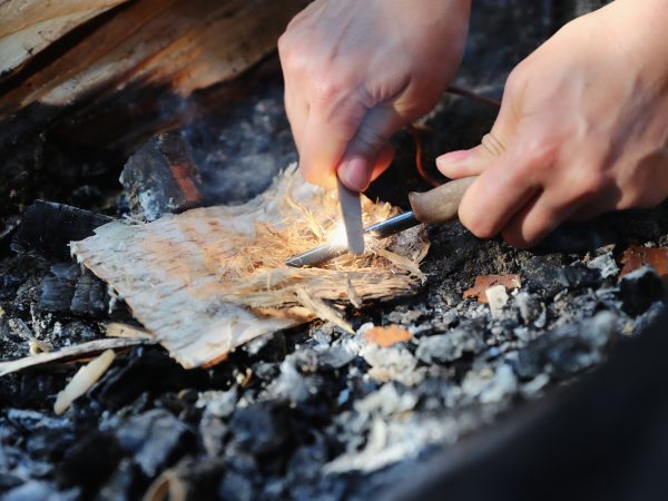 Tulen sytyttäminen tuluksien avulla