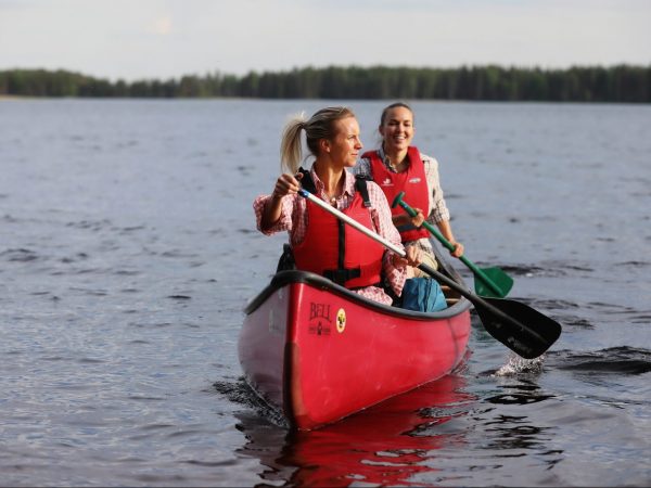 Kaksi naista melomassa järvellä
