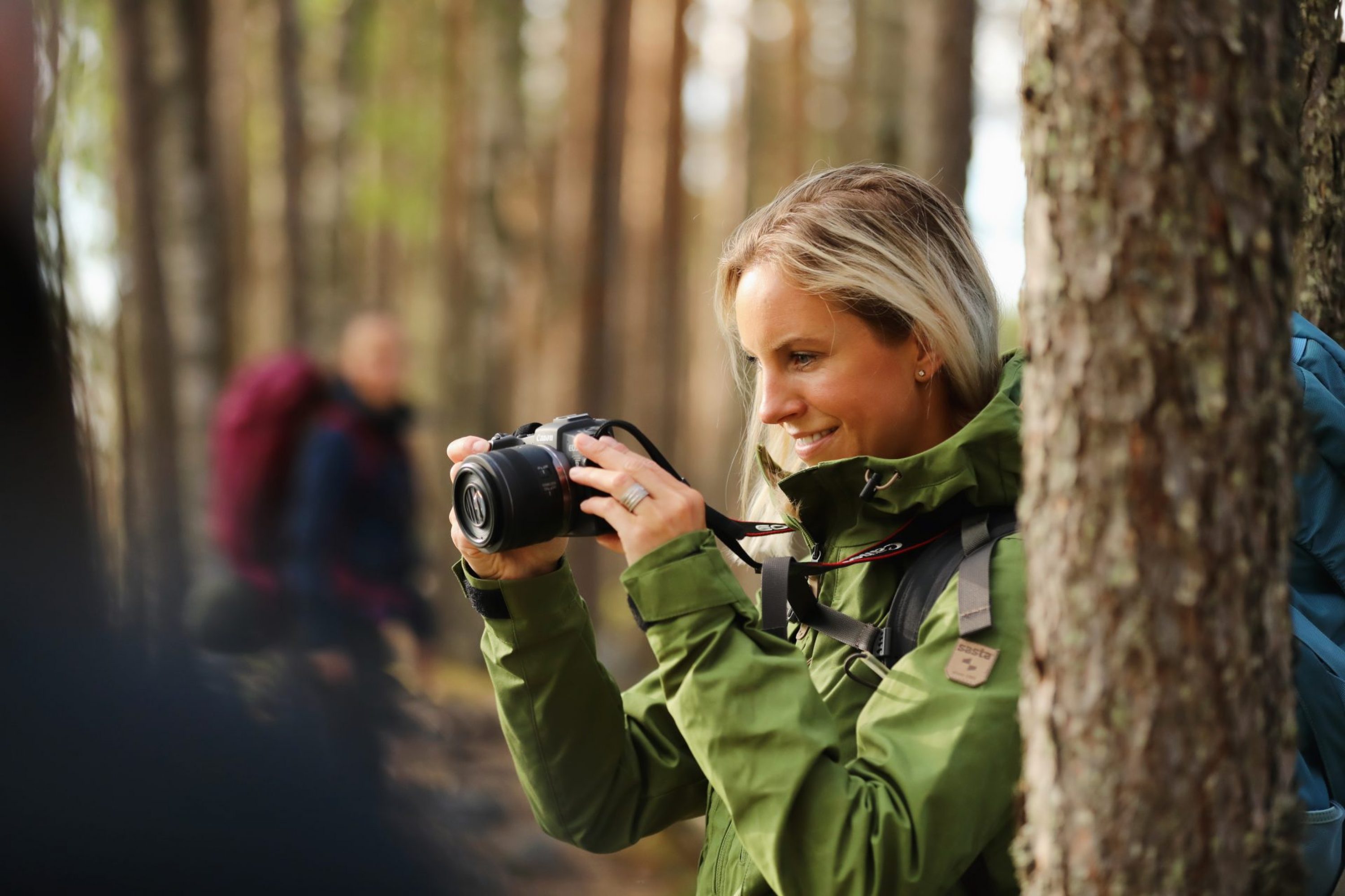 vk-hiker-photographing-in-the-woods