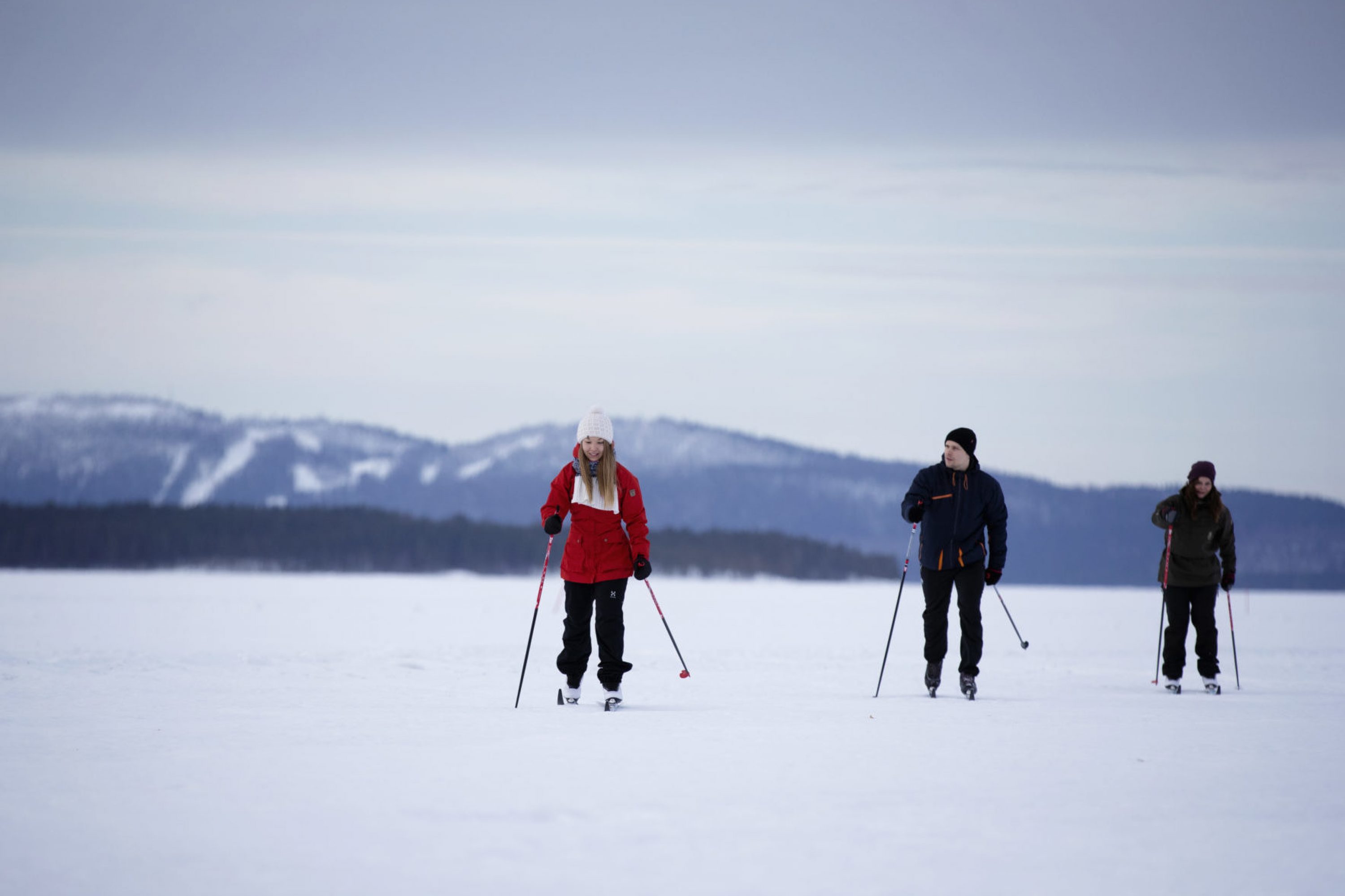 Hiihtäjät Pielisen jäällä