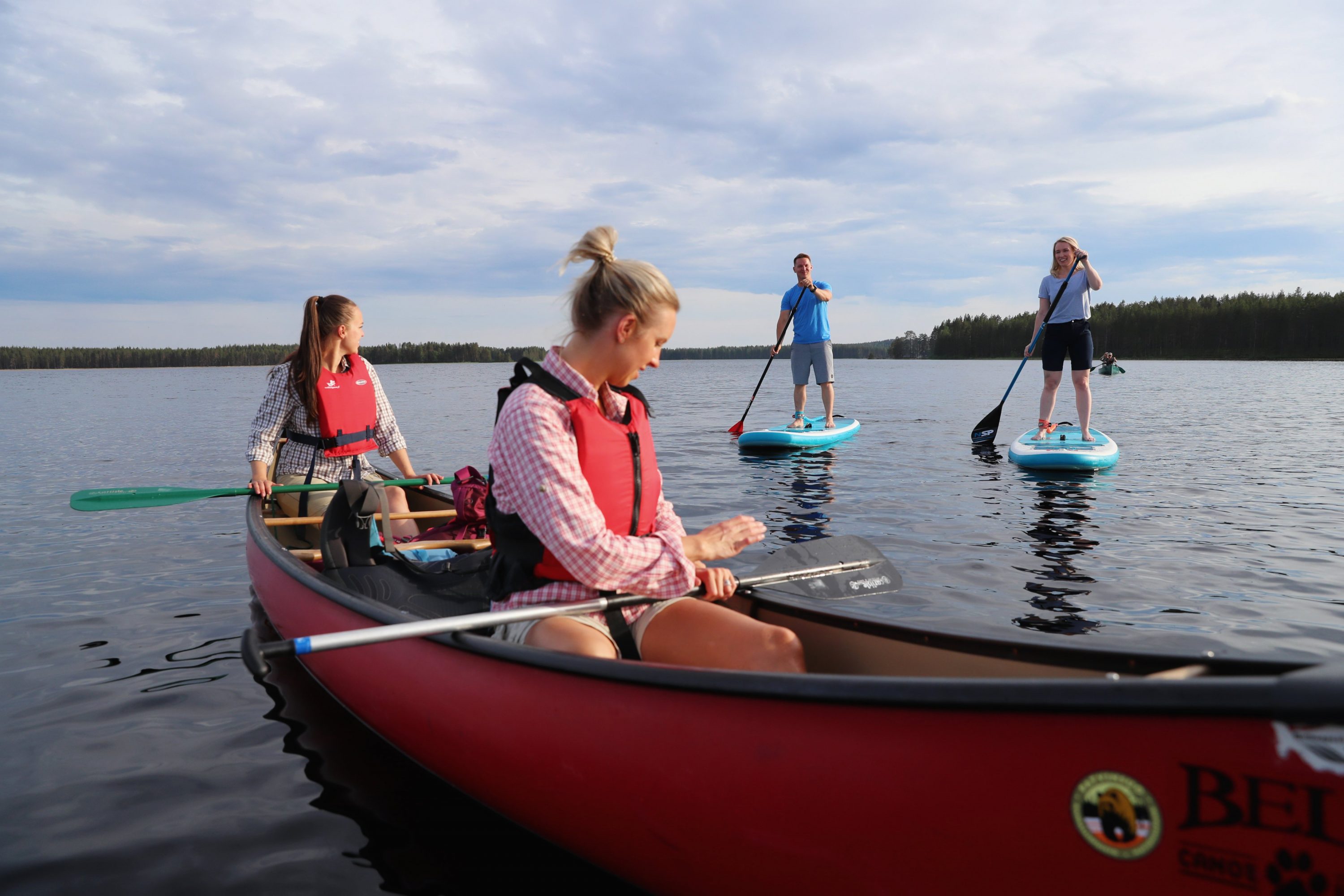 Melojat ja sup-lautailijat järvellä