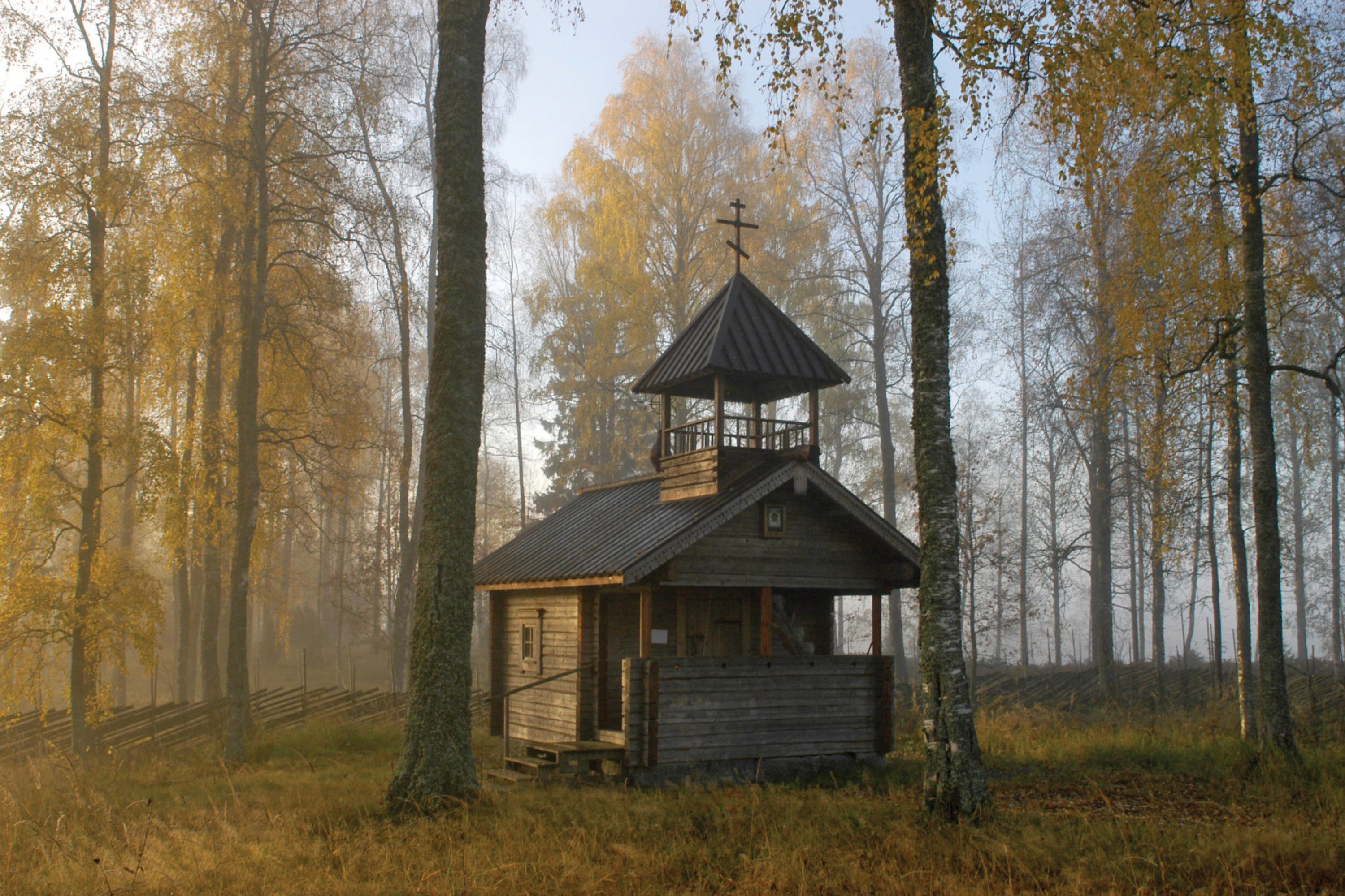 Tsasouna syksyisessä metsämaisemassa