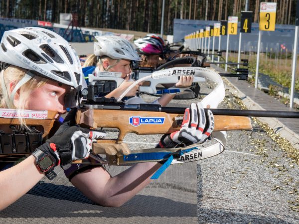 Naiset harjoittelevat ampumista Kontiolahdella