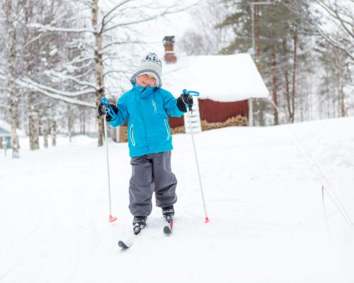 https://www.visitkarelia.fi/files/vk-jarno-artika-kolifreetime-skiing3-jpg.jpg