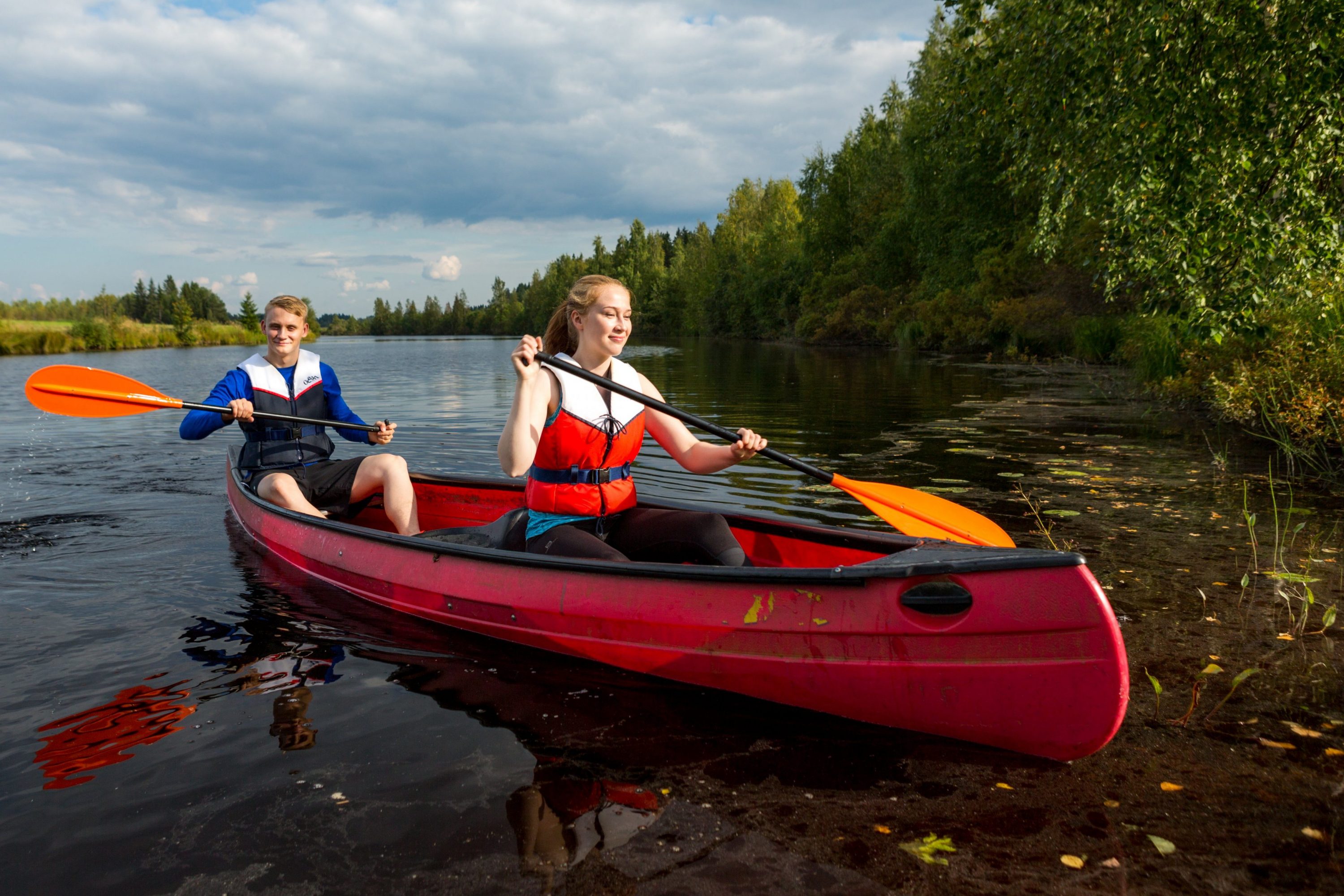 Kaksi melojaa järvellä