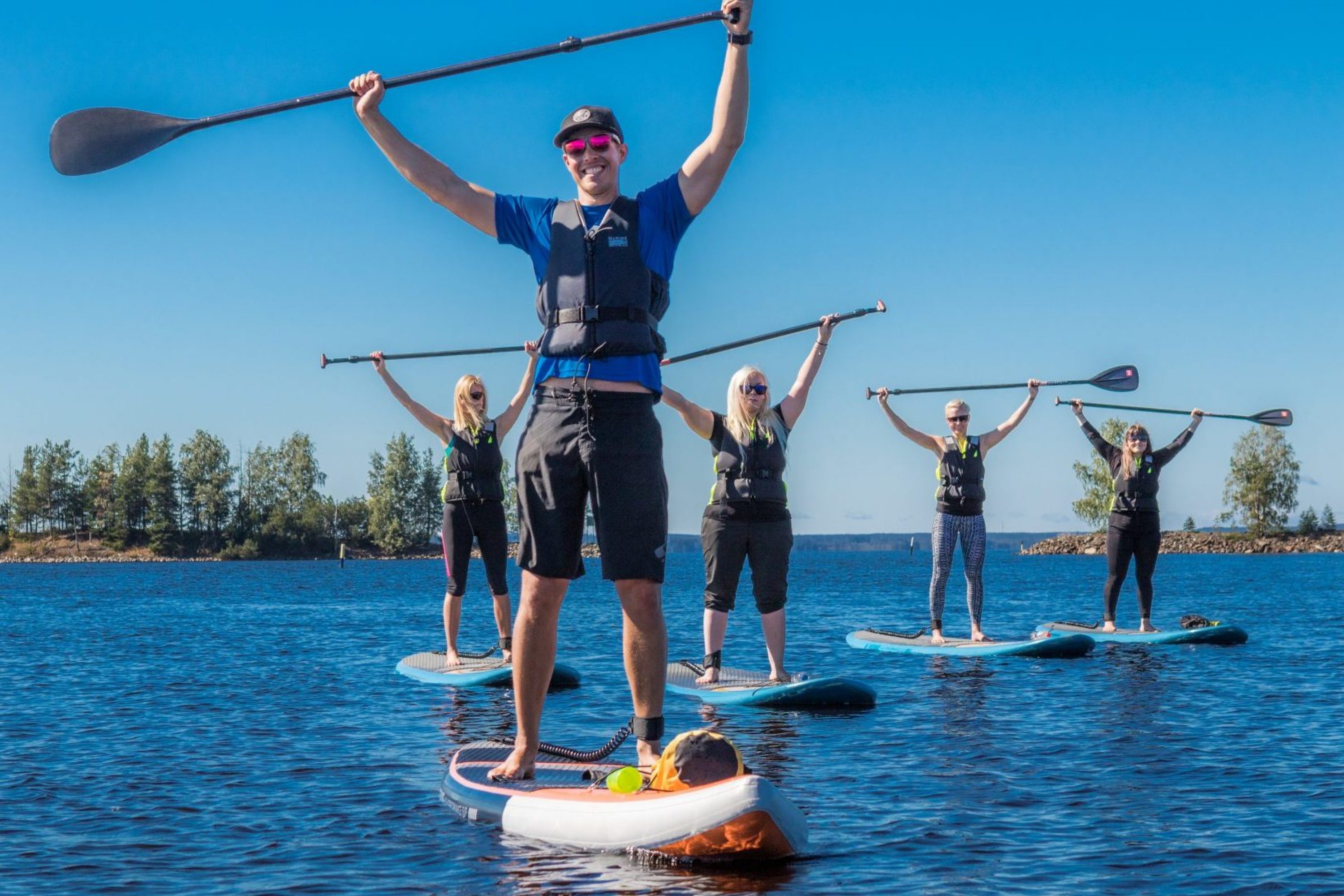 Sup-lautailijat voimistelevat laudan päällä